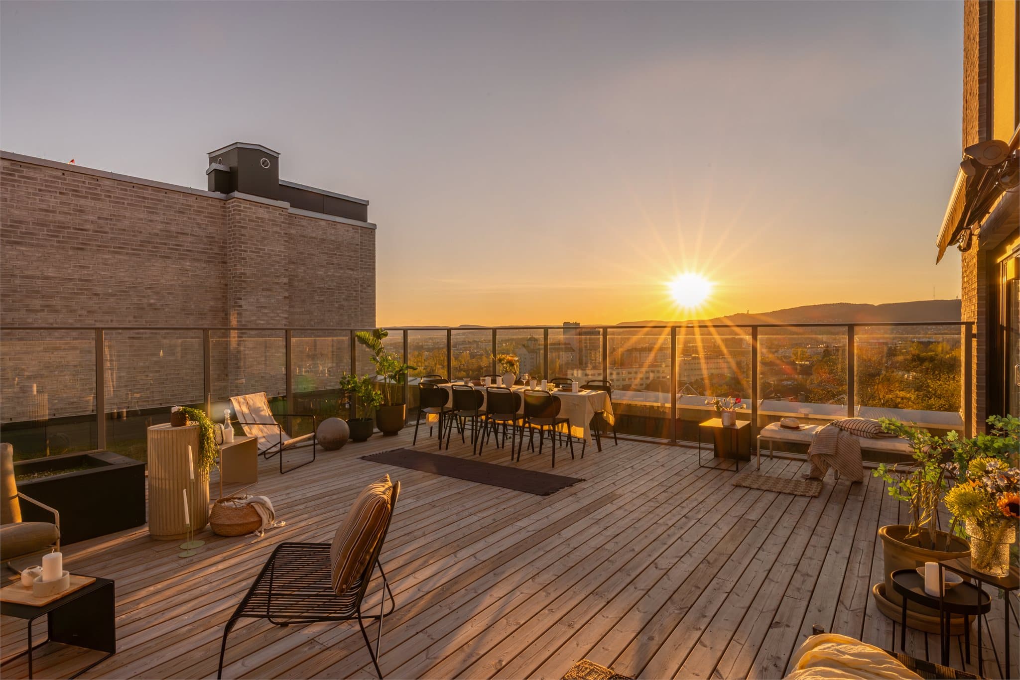 Denne boligen har "alt". Det er to balkonger, en på hver side av leiligheten i tillegg til en privat takterrasse på hele 70 kvm.