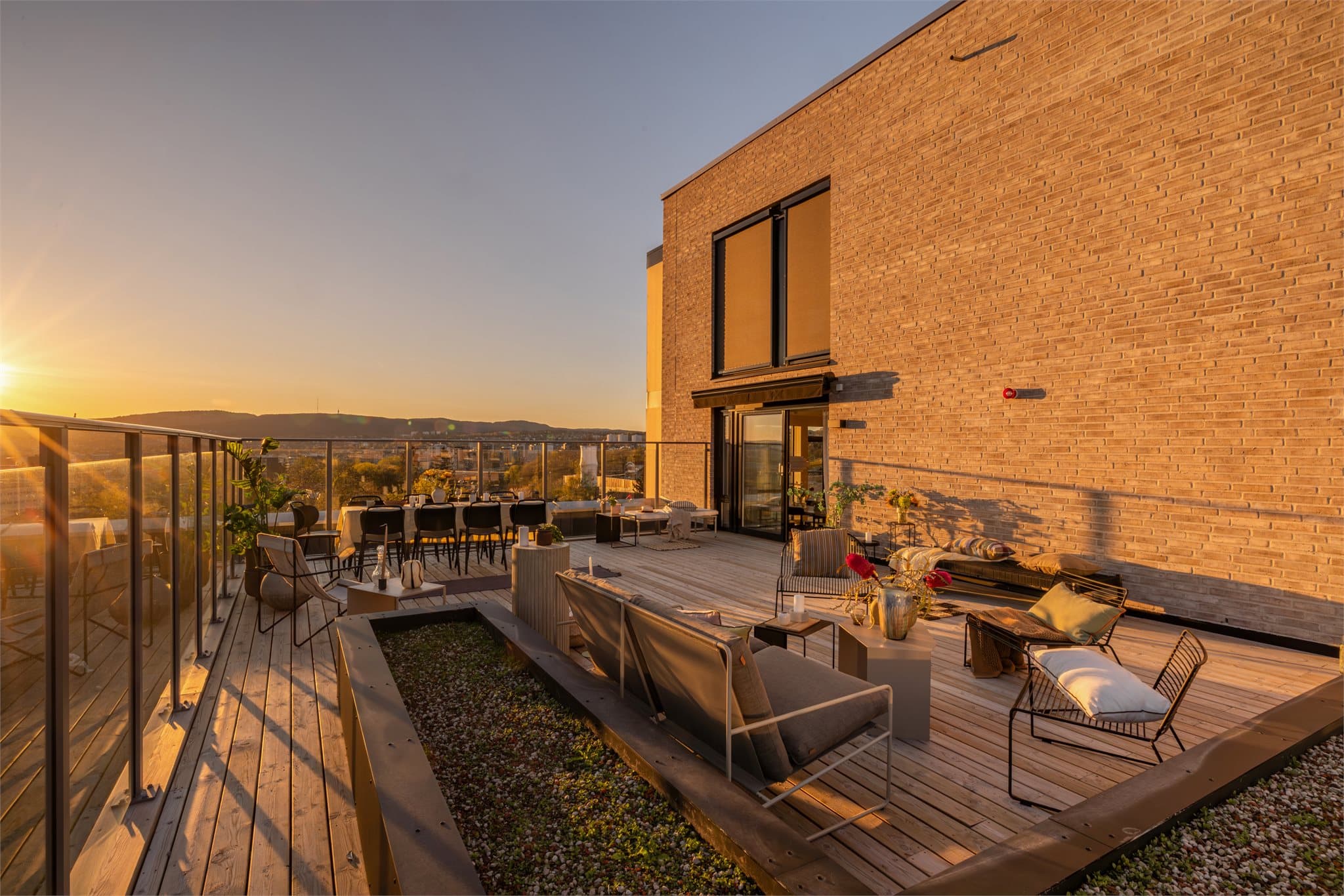 Takterrassen har gode solforhold gjennom hele dagen og til den går ned. Terrassen er kledd i terrassebord og det er en plassbygget stilfull plantekasse.