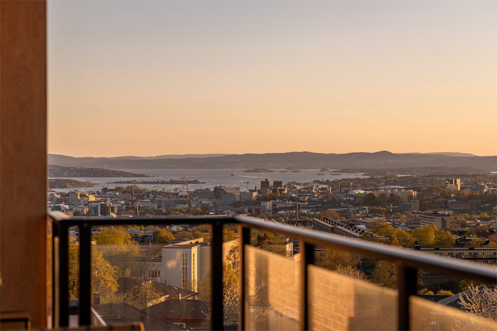 Dette er en rålekker og påkostet leilighet med FANTASTISK utsikt utover Oslo og helt ned til Sjøen.