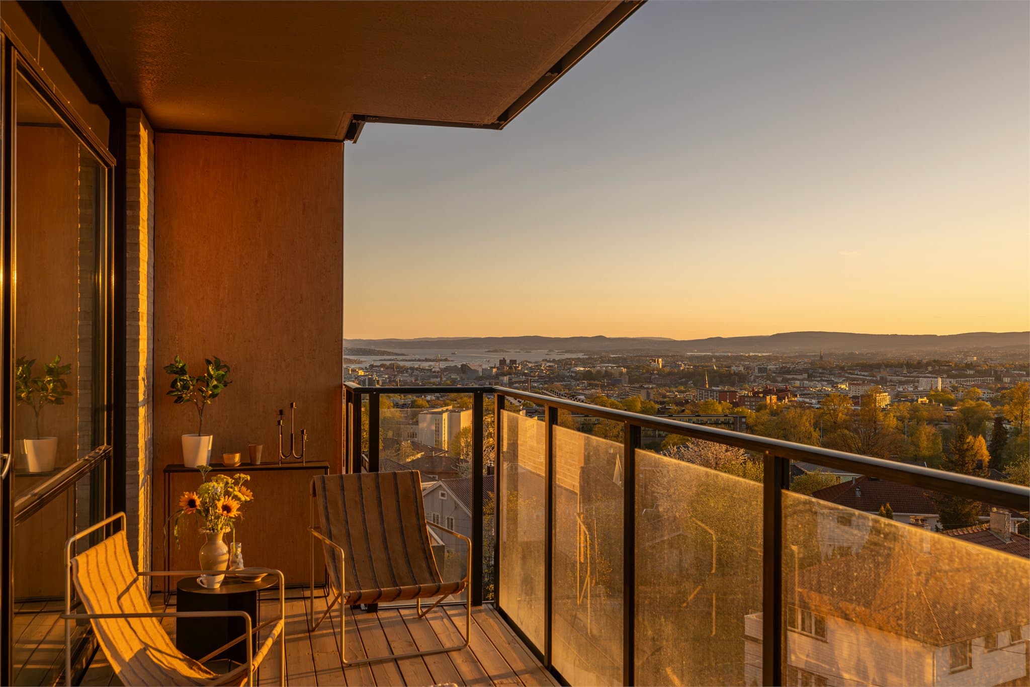 Det er en utrolig flott skyline her om kvelden når solen går ned.