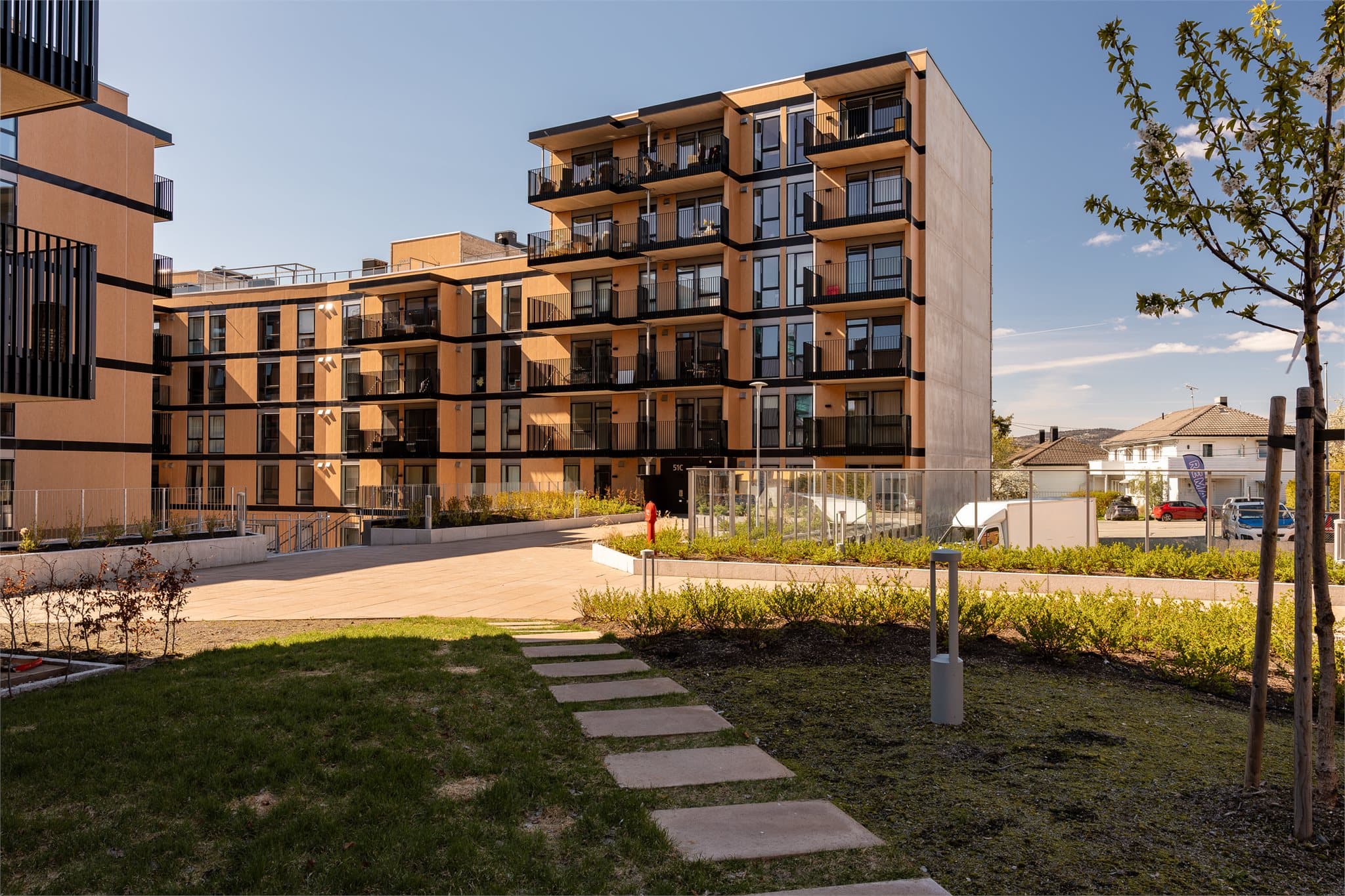 Boligen har fantastiske fellesområder rett utenfor døra samt Rema 1000 som gjør hverdagen lettvint.