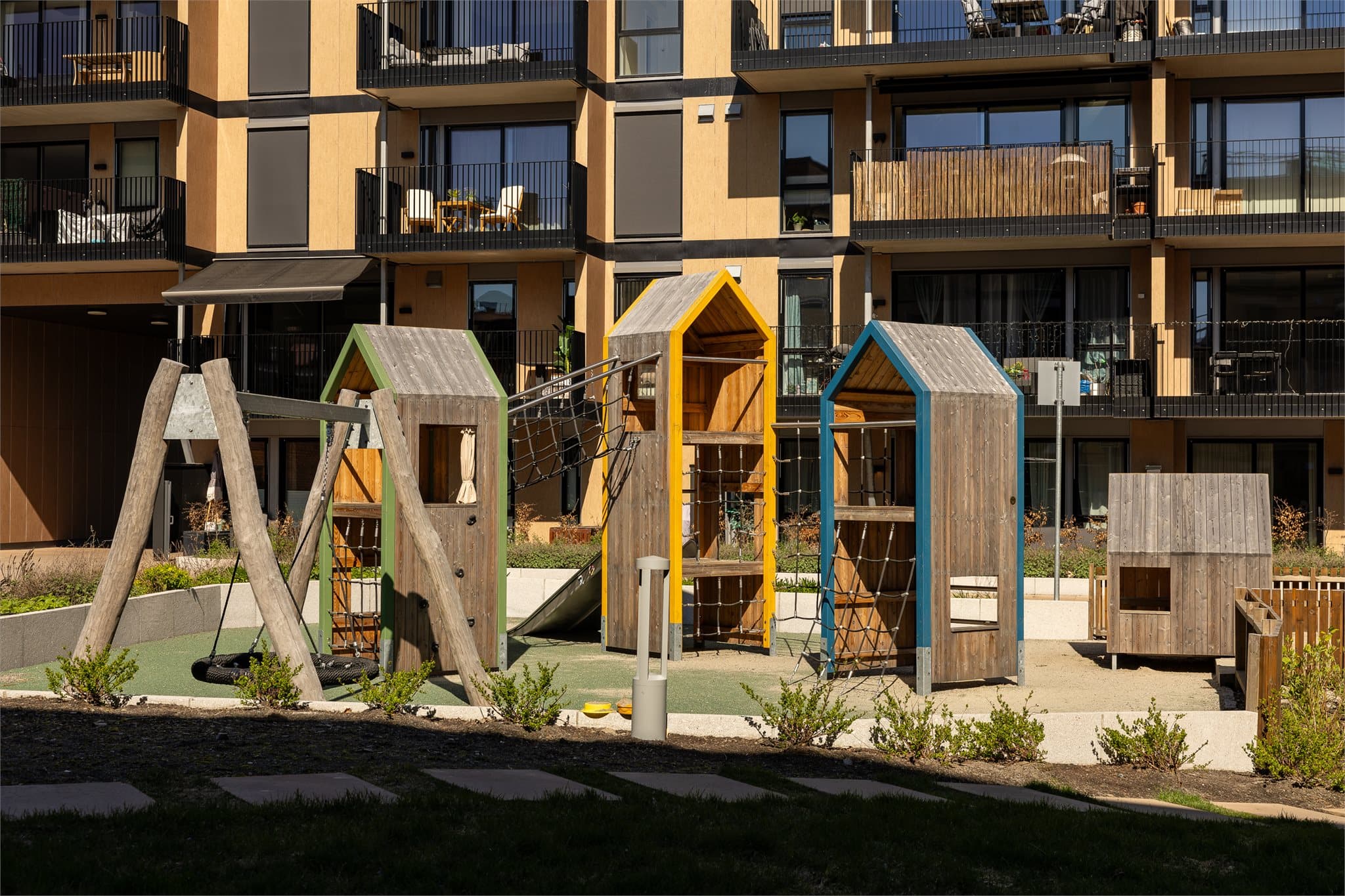Rundt boligprosjektene ligger det utrolig fine lekeplasser for barna.