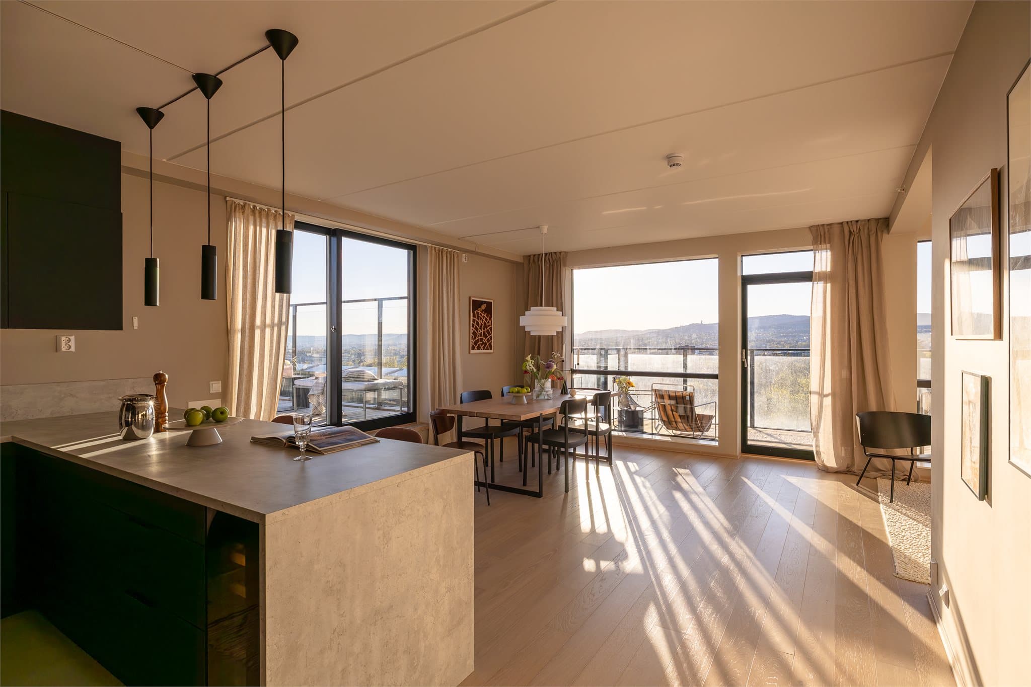 En romslig stue "L-form" som har god plass til både sofa og langbord for middagsgjester.