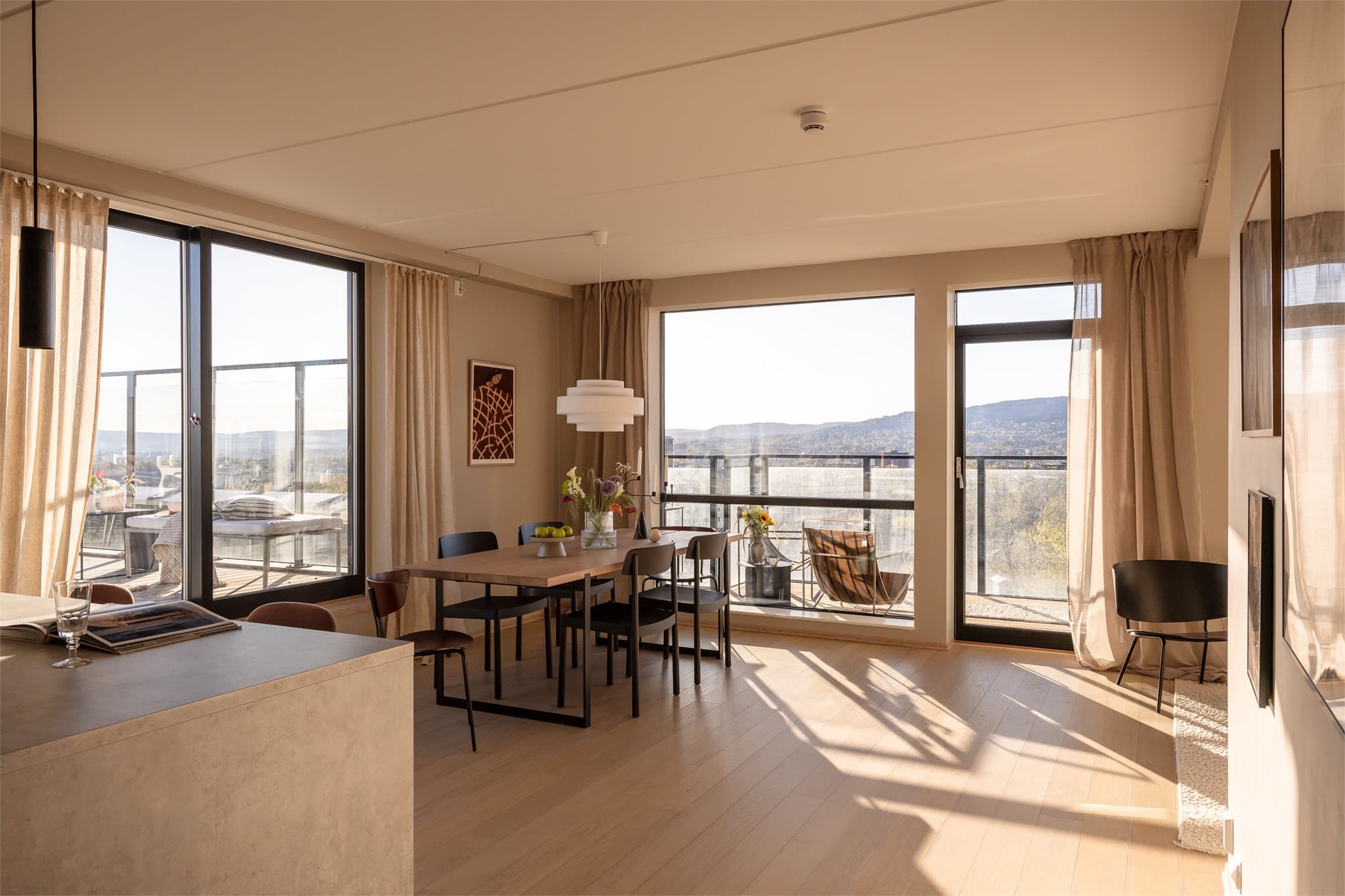 Det er vindusflater på to sider av boligen som gir masse delikat lys.