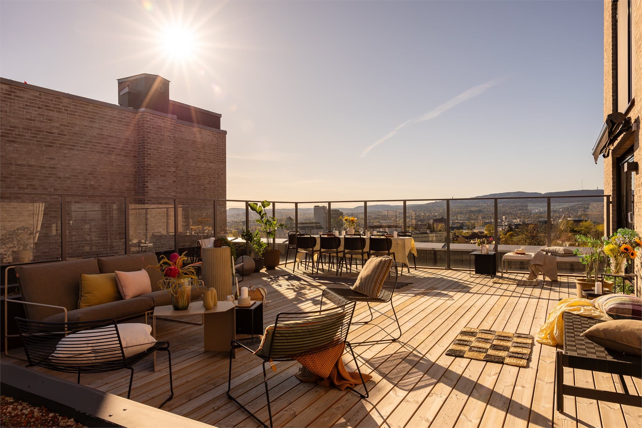 Her har du GOD plass til "alt" du måtte ønske av utemøbler.