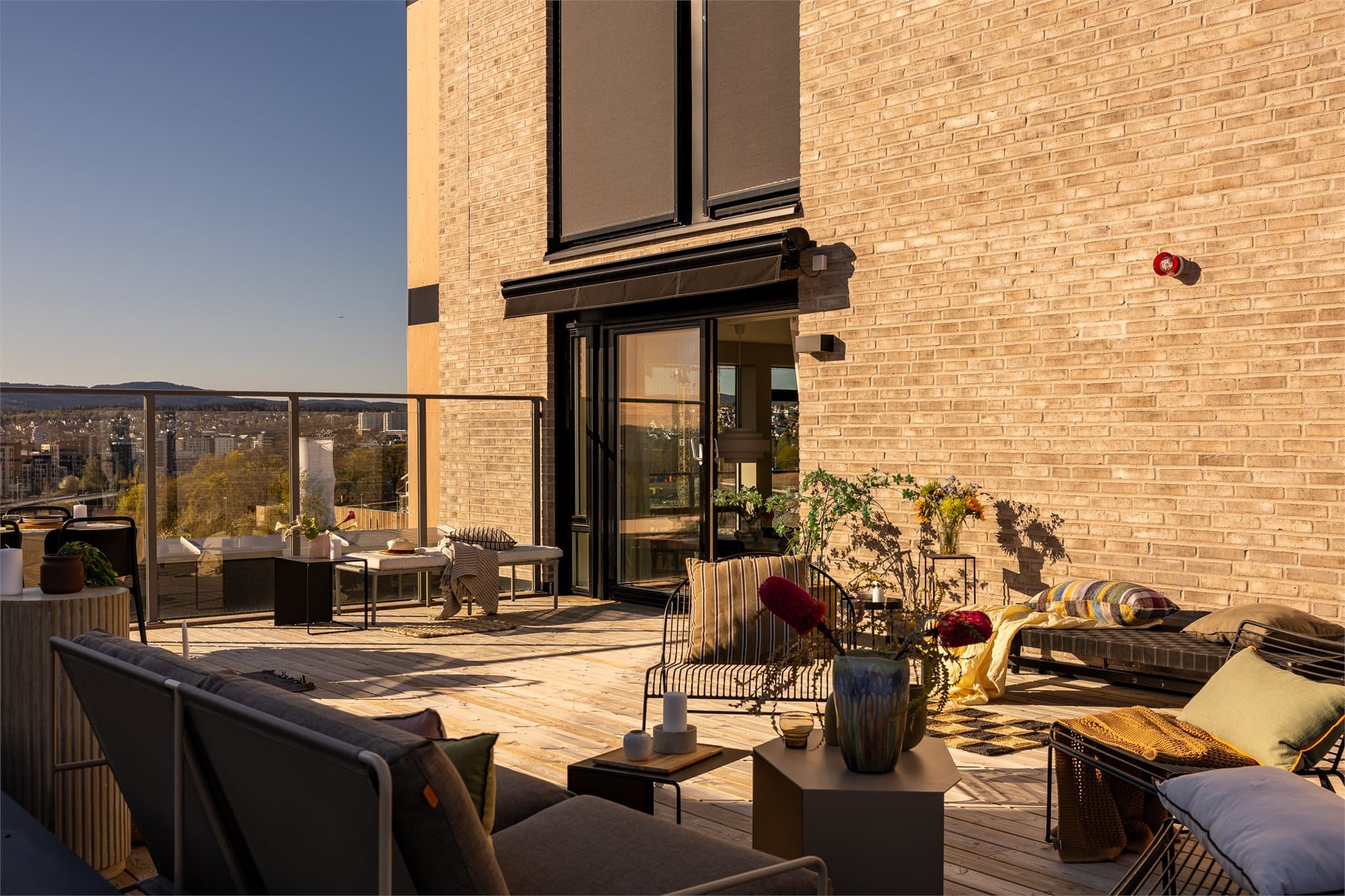 Kort fortalt: Rålekker 4-R utsiktsleilighet, takterrasse på 70 kvm, 2 balkonger , 3 bad, Garasjeplass m. lader!