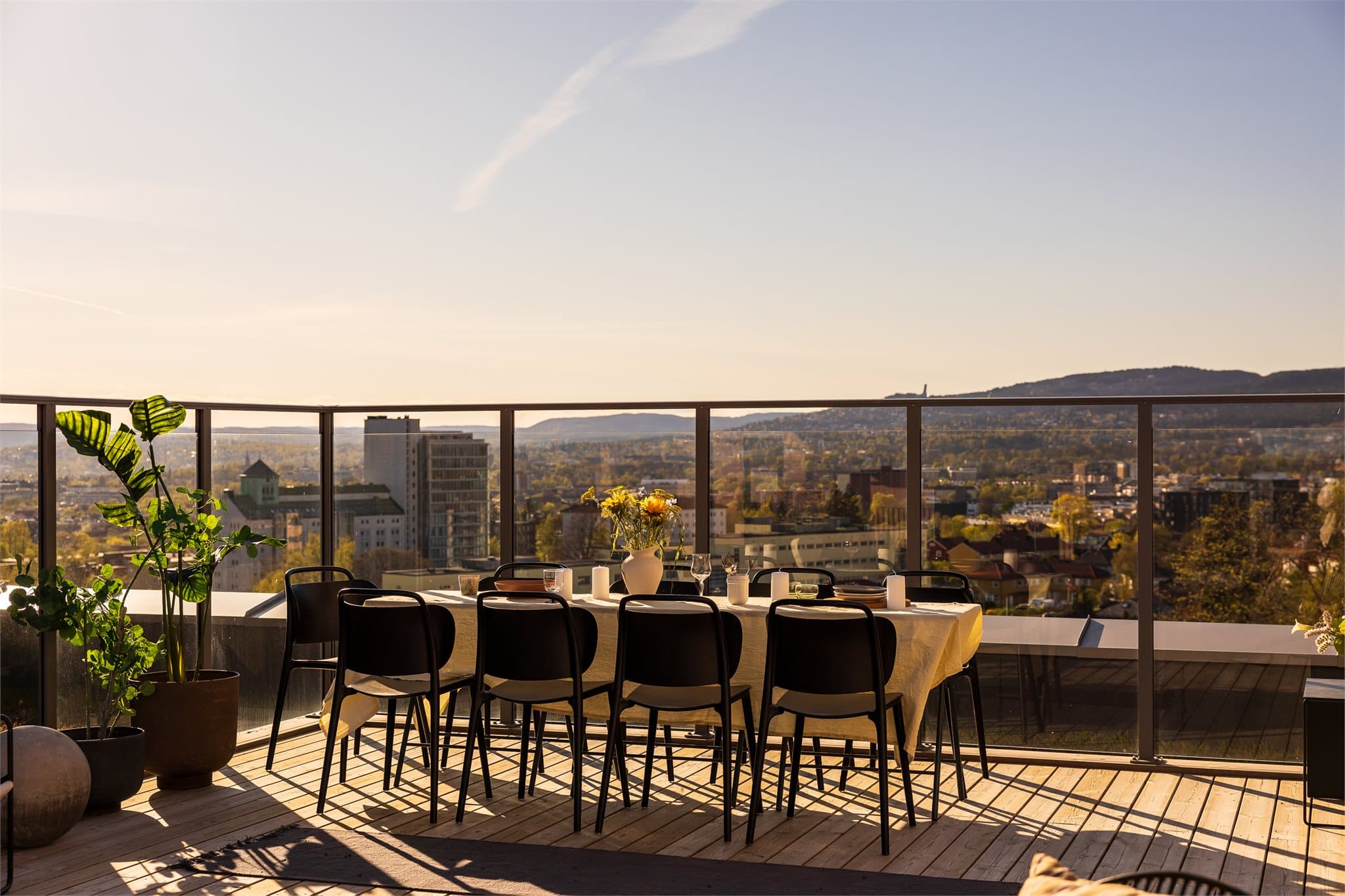 Takterrassen har fantastisk utsikt utover Holmenkollen og helt ned mot sjøen.