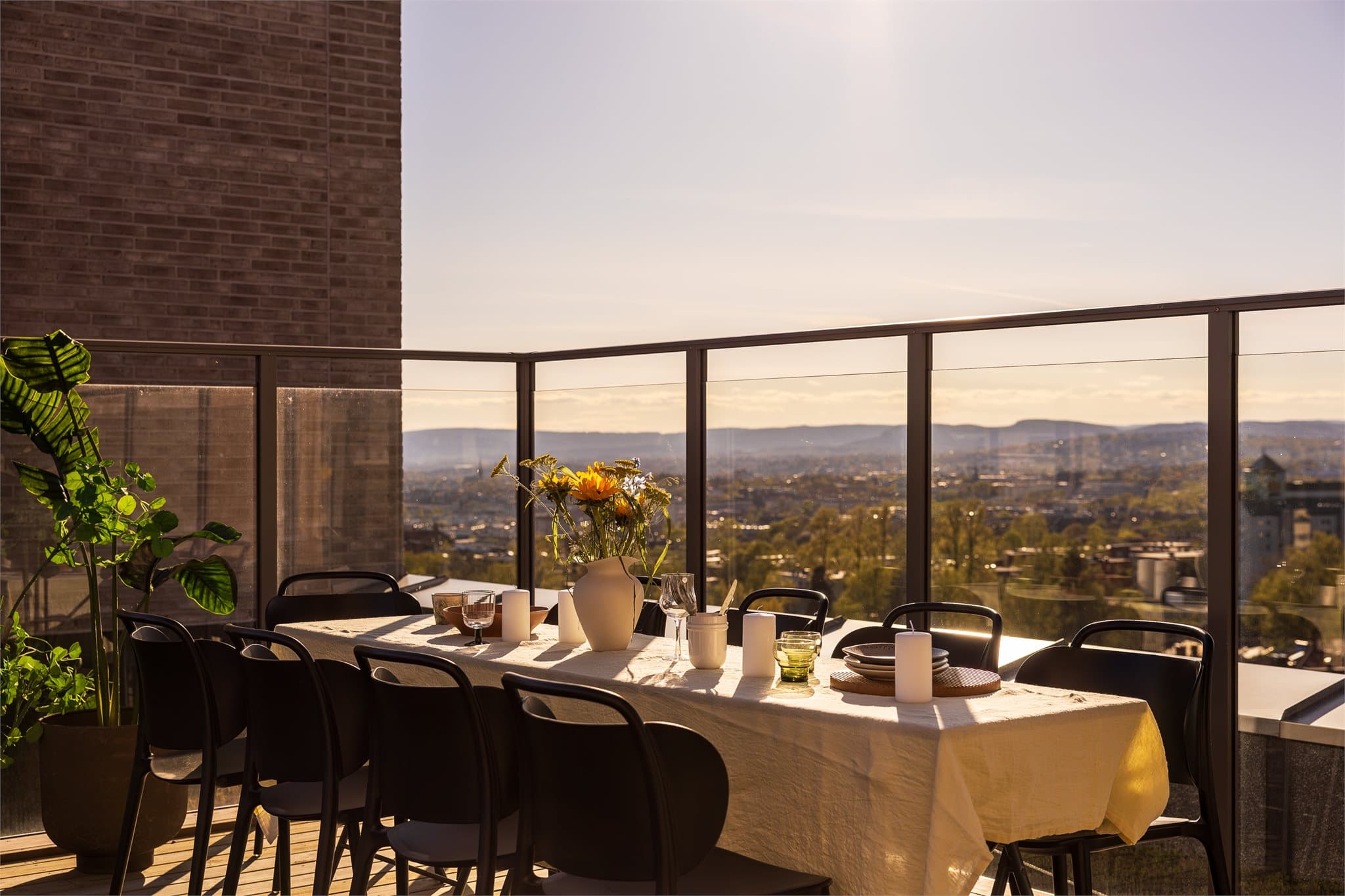 Det er et perfekt sted å tilbringe sommerdagene på. Her har du plass til "alle" i både familien og vennegjengen på sosiale samlinger.