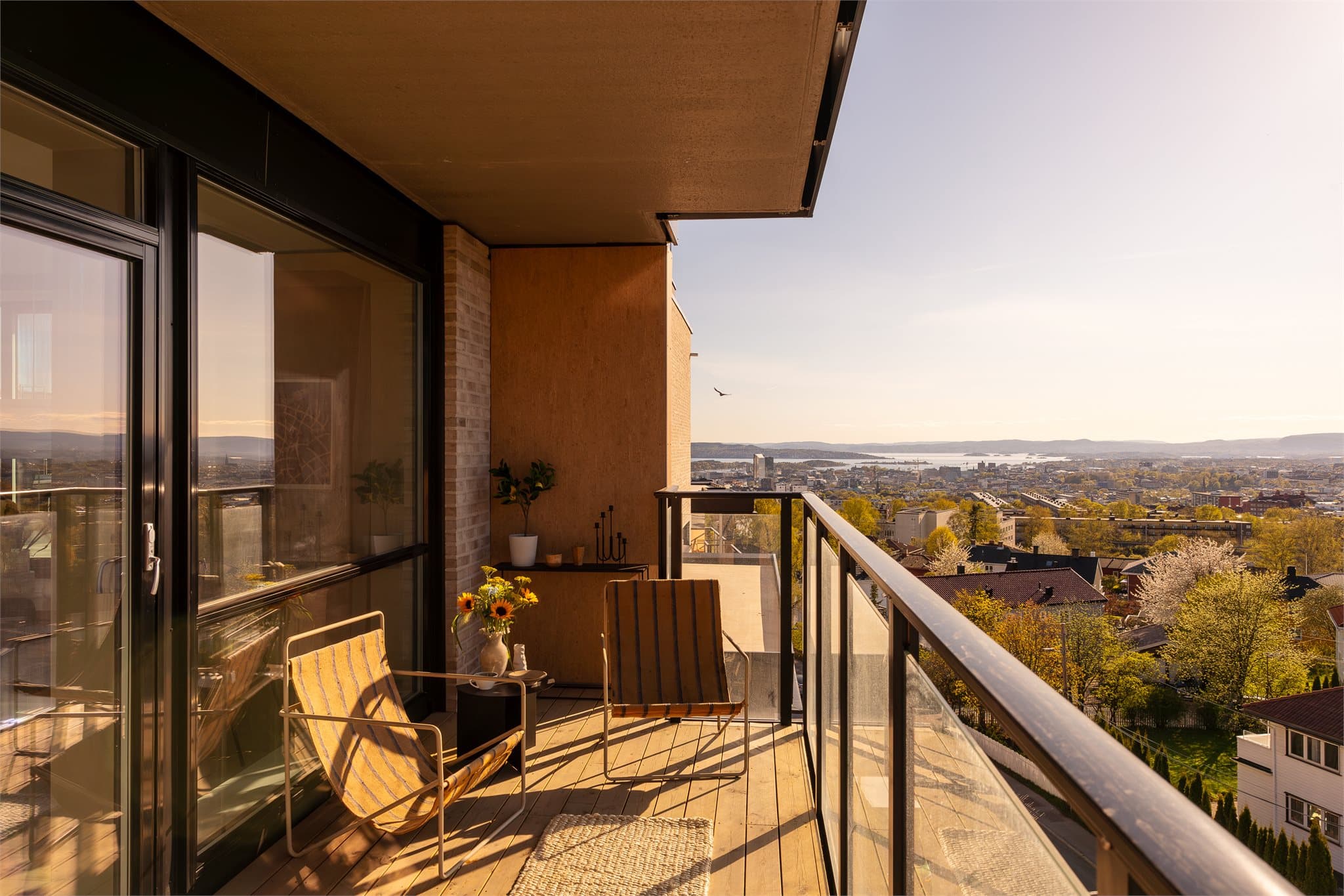 Boligen har to balkonger på hver side av boligen.