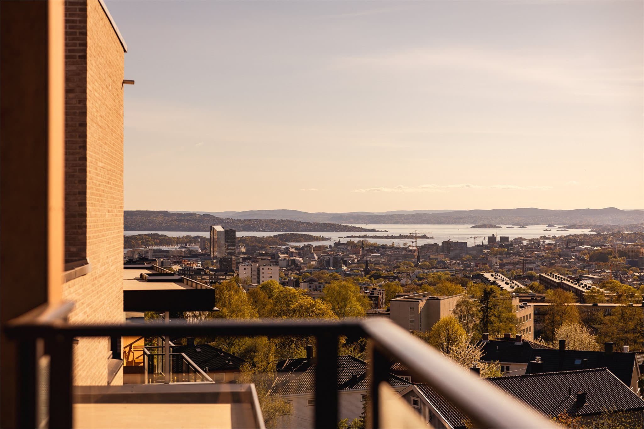 Denne vender mot vest og har FANTASTISK fra Holmenkollen og helt ned til Oslofjorden.