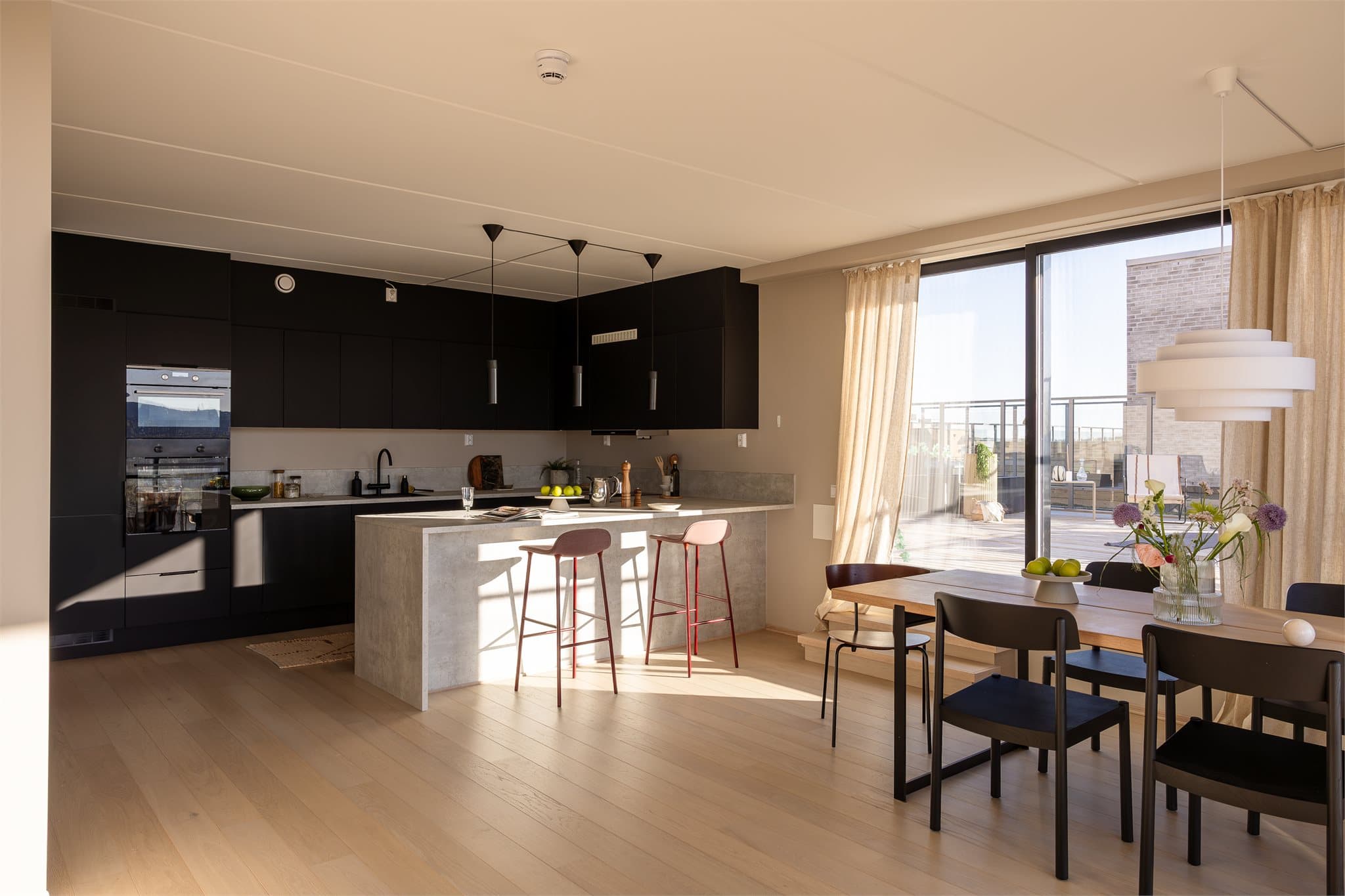 Boligen har et romslig kjøkken fra HTH som er spesialdesignet av selger med tilvalg på alt.