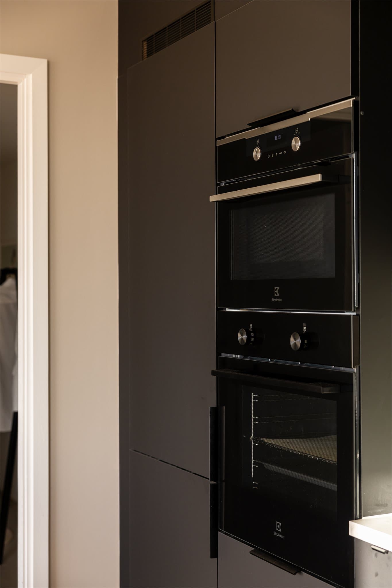 Det er integrerte hvitevarer og blant dem er to stekeovner i høyden, induksjonsplatetopp, vinskap, kjøl- og fryseskap, oppvaskmaskin og ventilator ut.