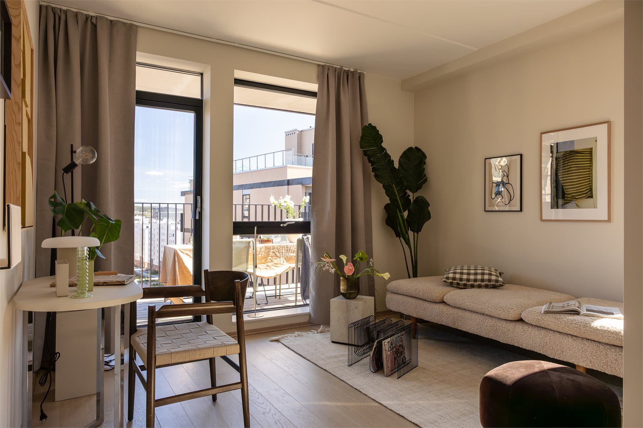 Et romslig soverom med god plass til dobbeltseng og kontor om ønsket. Dette rommet kan også benyttes som ekstra tv-stue.