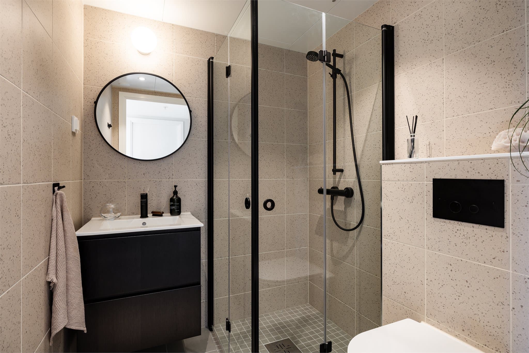 Ligger inn fra soverom 2 og er fullverdig med både dusj, servant med servantskap og vegghengt toalett.