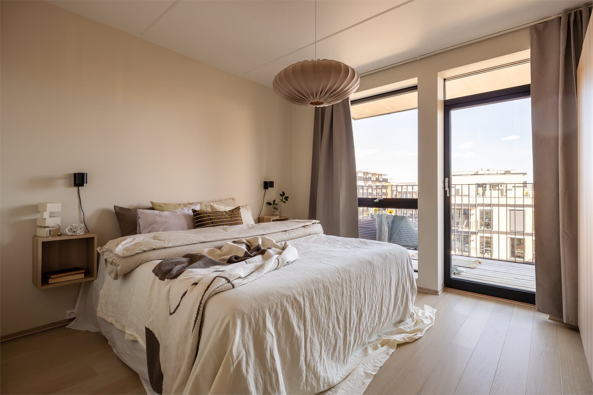 Et romslig soverom med god plass til dobbeltseng og medfølgende garderobeskap hvor du har plass til alt av tøy og diverse.