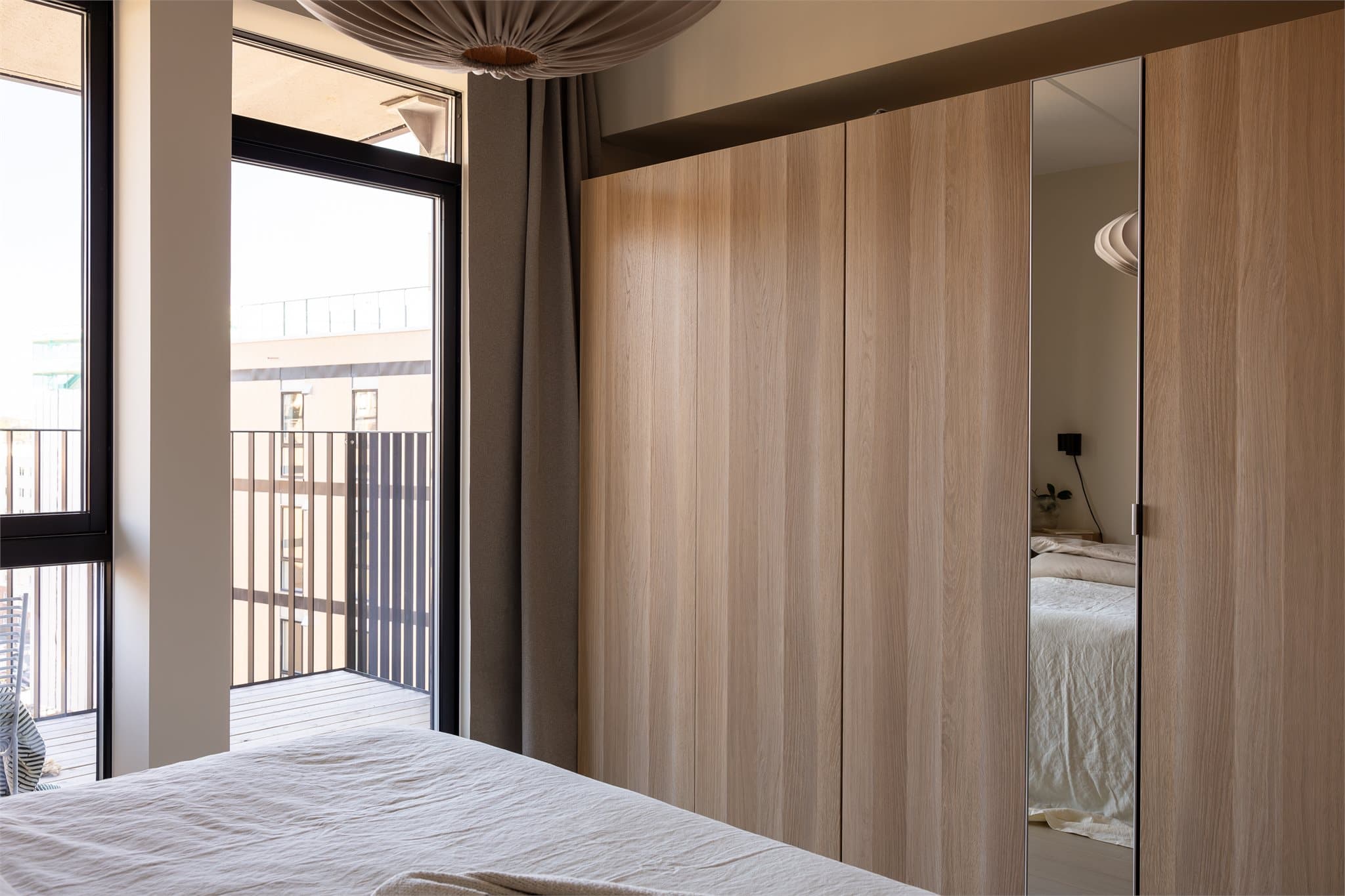 I tillegg er det direkte utgang til den andre balkongen hvor du kan drikke morgenkaffen med sol fra ca. 8-14.