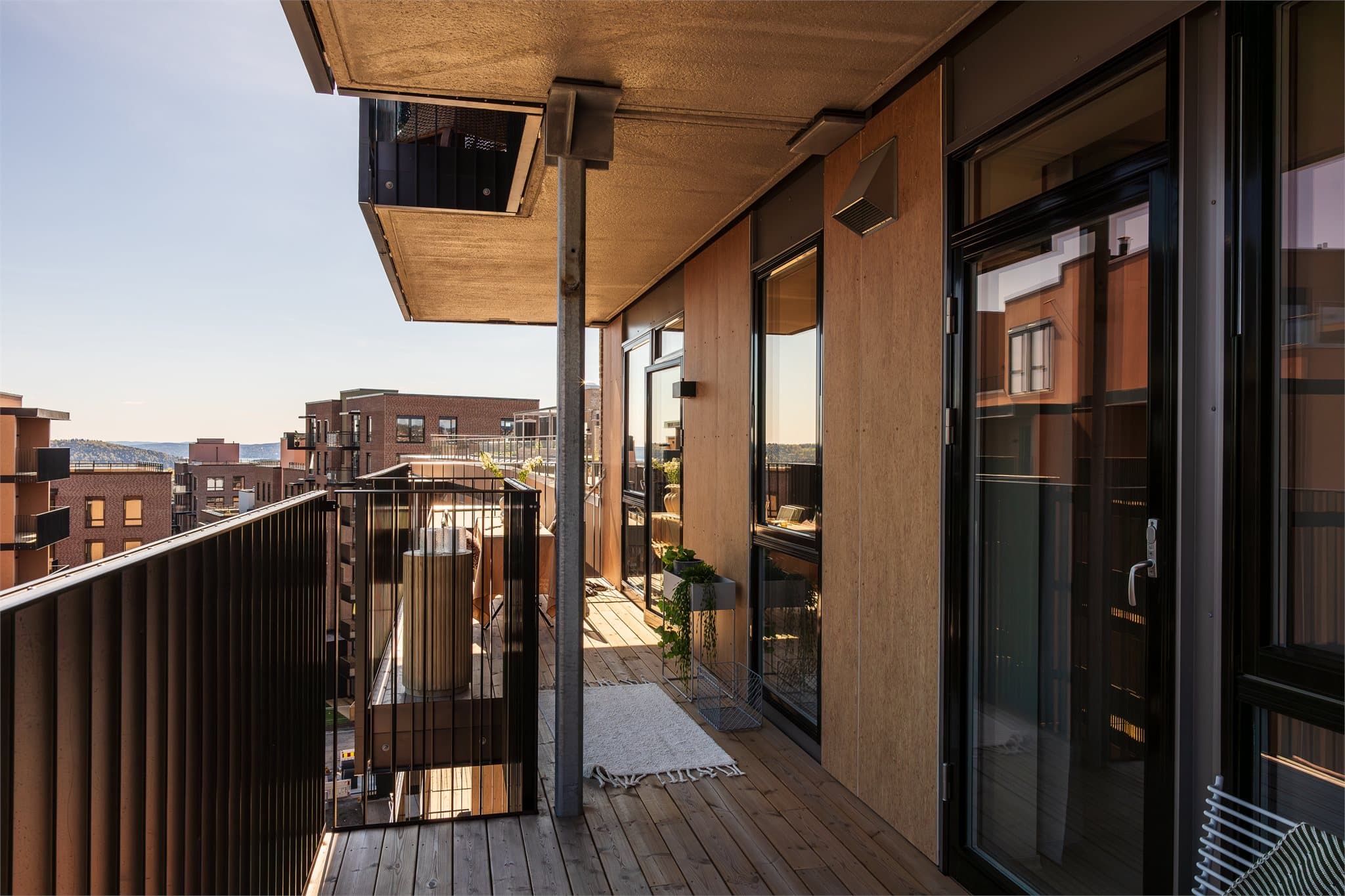 Balkongen er delt i to deler med en gang mellom som gjør at det føles som to separate balkonger.