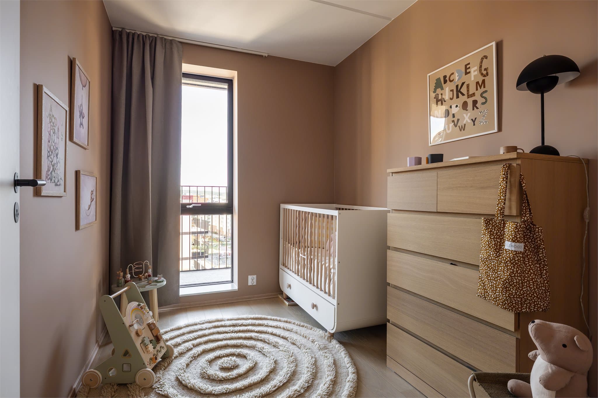 Dette er det typiske barne-/gjesterommet med plass til seng og ønsket skapinnredning.