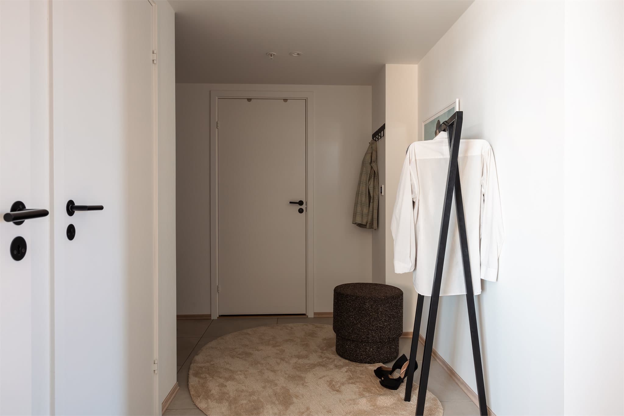 Boligen har en romslig entré med god plass til skapinnredning og direkte tilgang til innvendig bod.