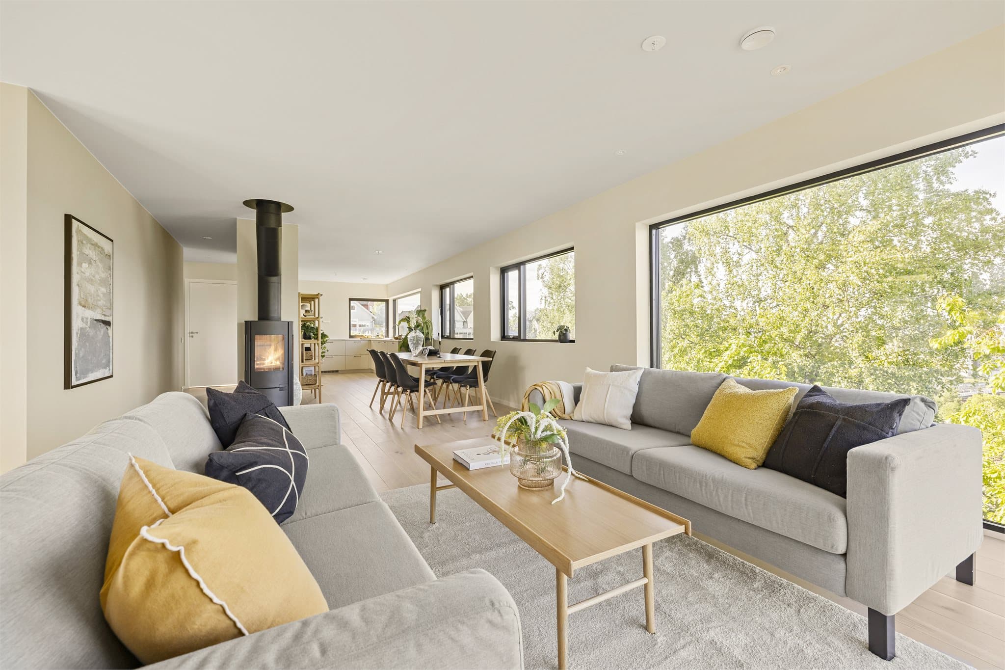 Stuen har god plass til sofagruppe og er utstyrt med balansert ventilasjon fra Flexit for et sunt inneklima.