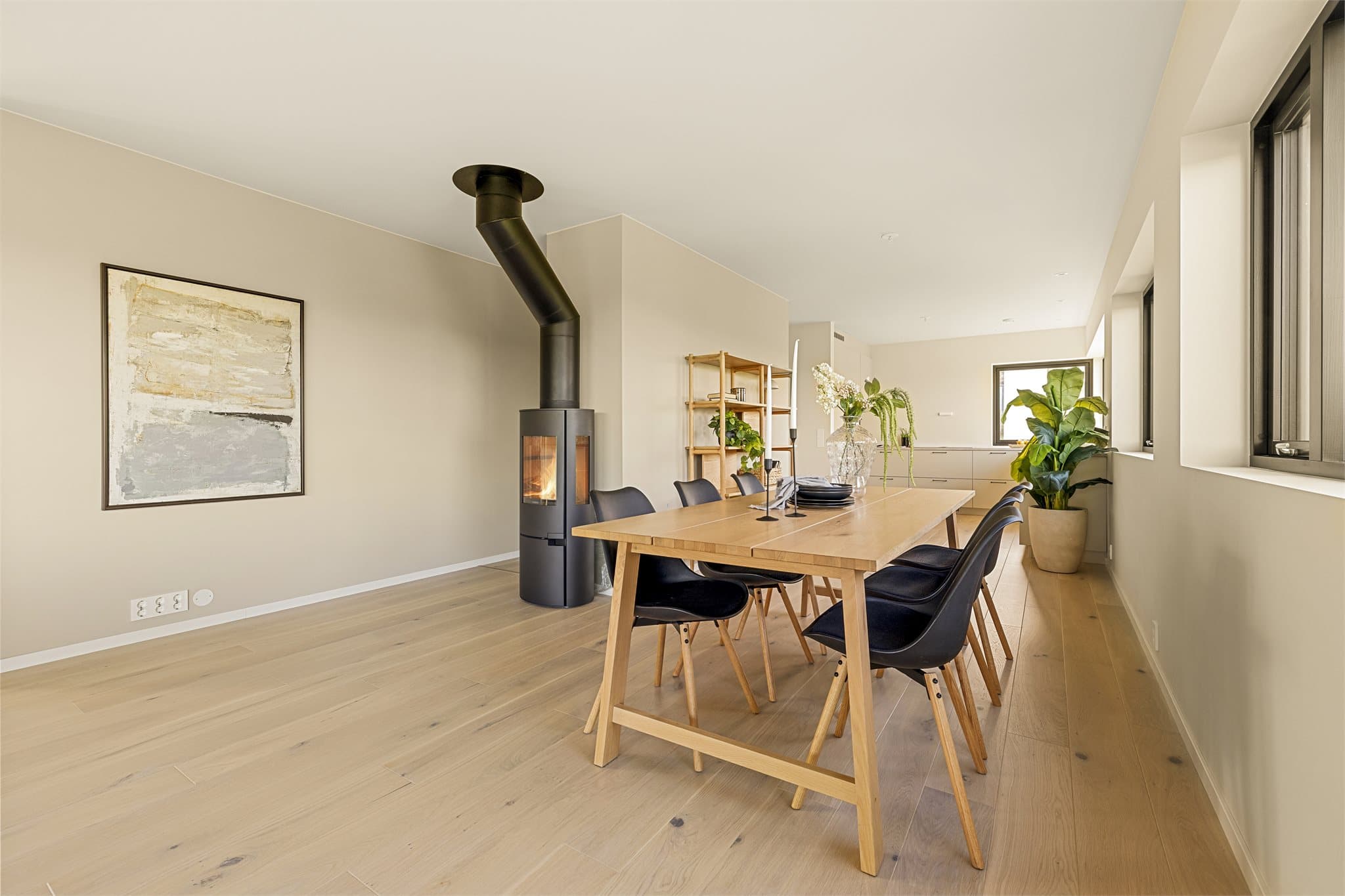Spisestuen fungerer som et naturlig samlingspunkt med plass til et stort langbord.