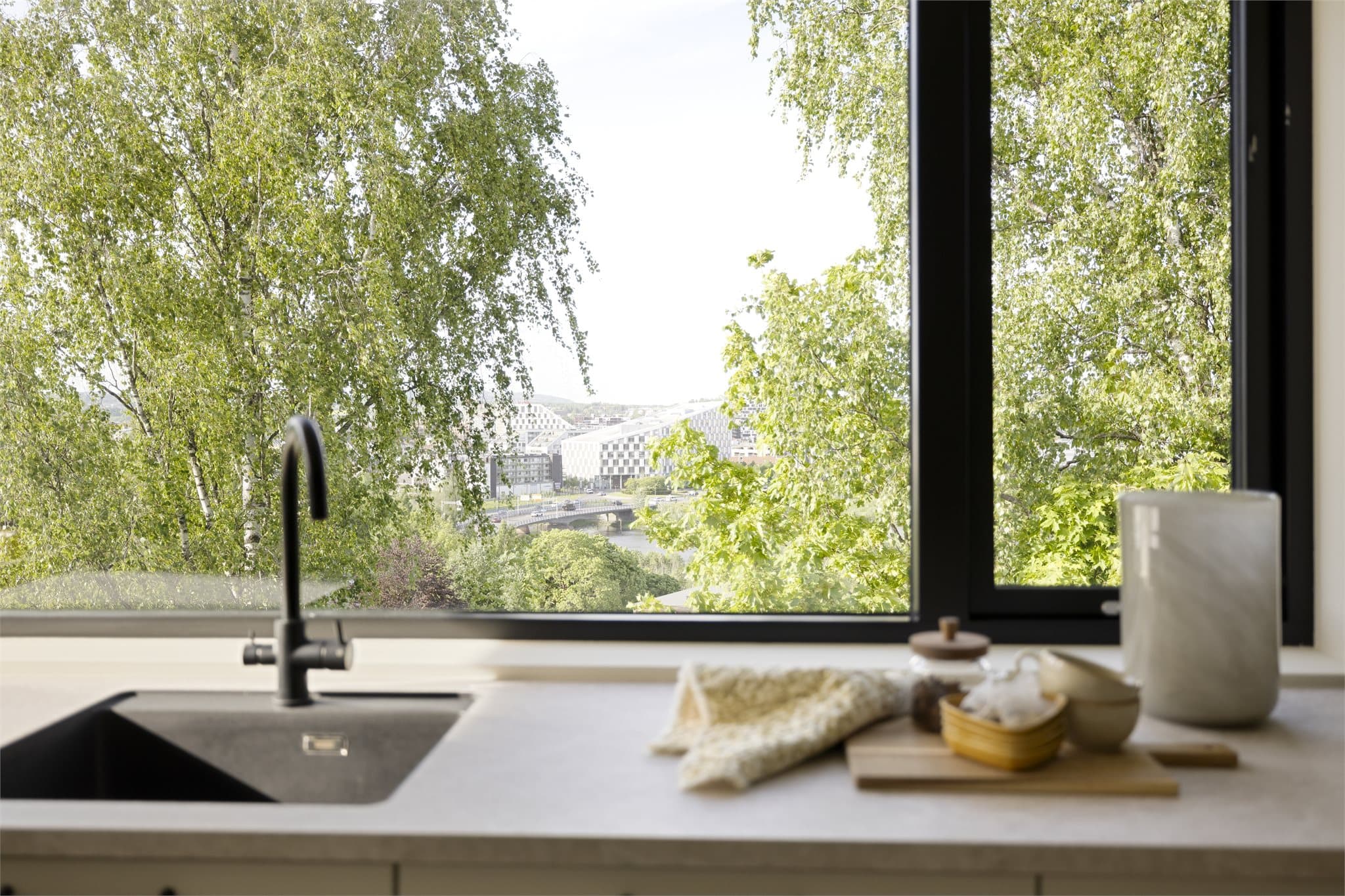Det brede vinduet over benken gir godt med naturlig arbeidslys.