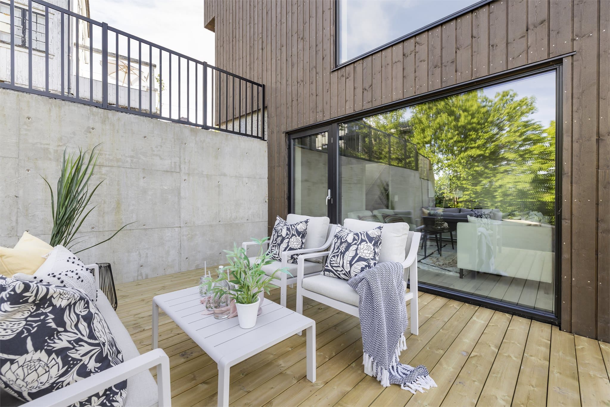 Terrassen utenfor stuen i underetasjen er skjermet og privat.