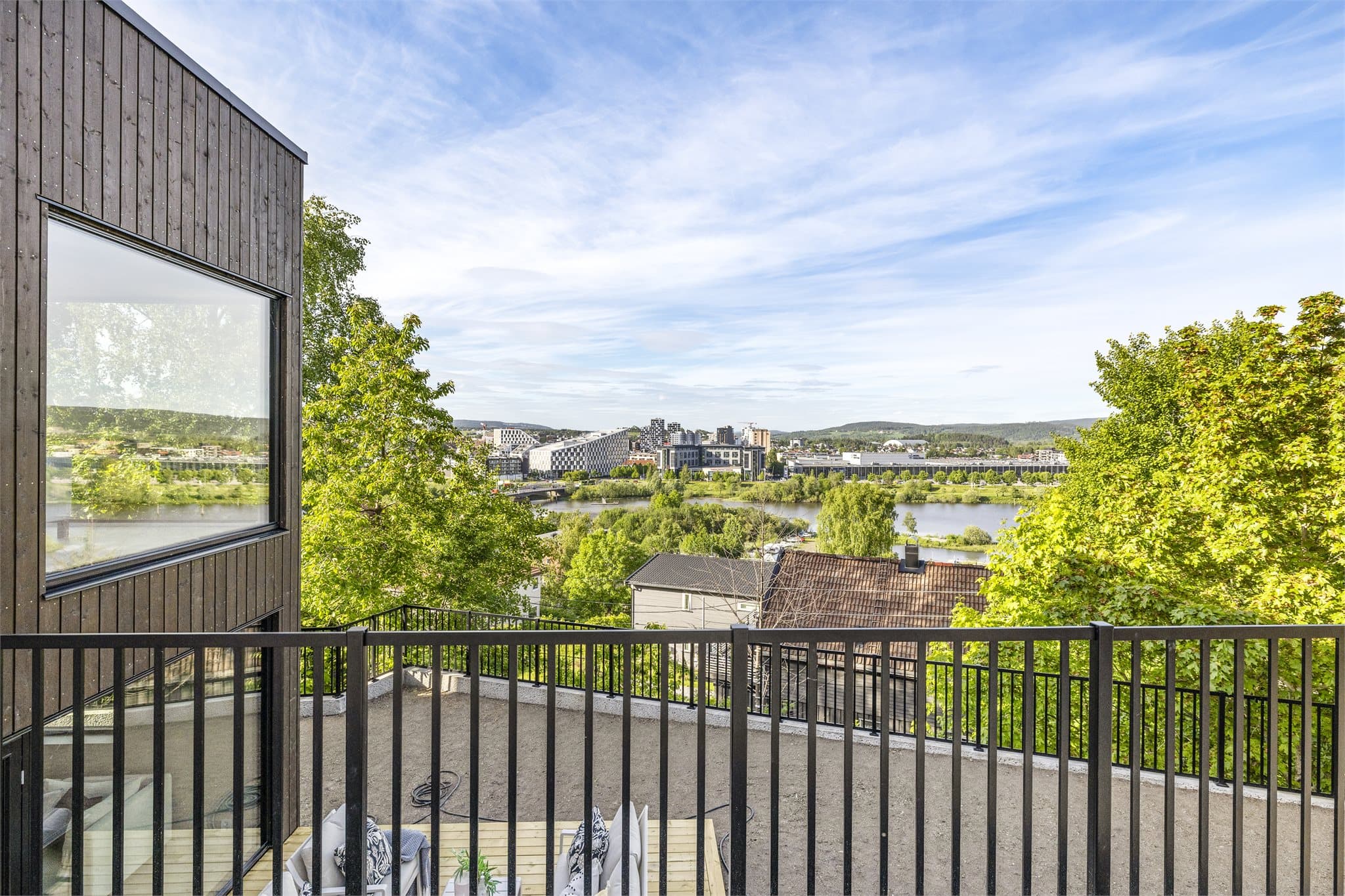 Fra eiendommen er det uhindret utsikt mot Lillestrøm sentrum. Hagen er sådd med plenfrø.