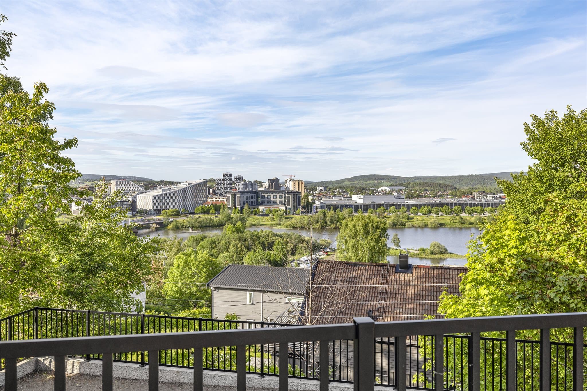 Nærheten til Lillestrøm gir tilgang til et rikt utvalg av butikker, restauranter og kulturtilbud.
