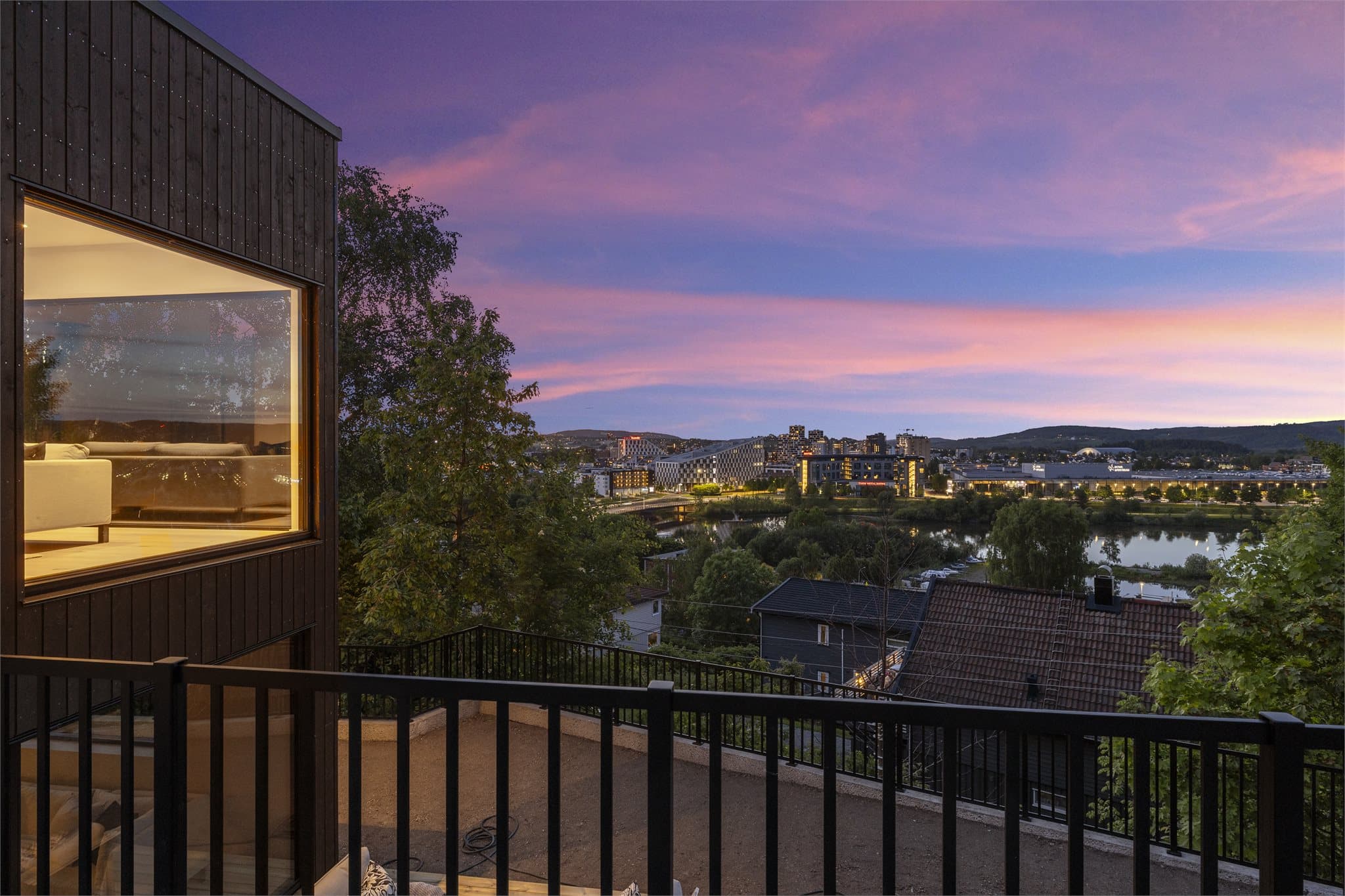 Fra de store vindusflatene og terrassene er det en flott utsikt over Nitelva og mot Lillestrøm.