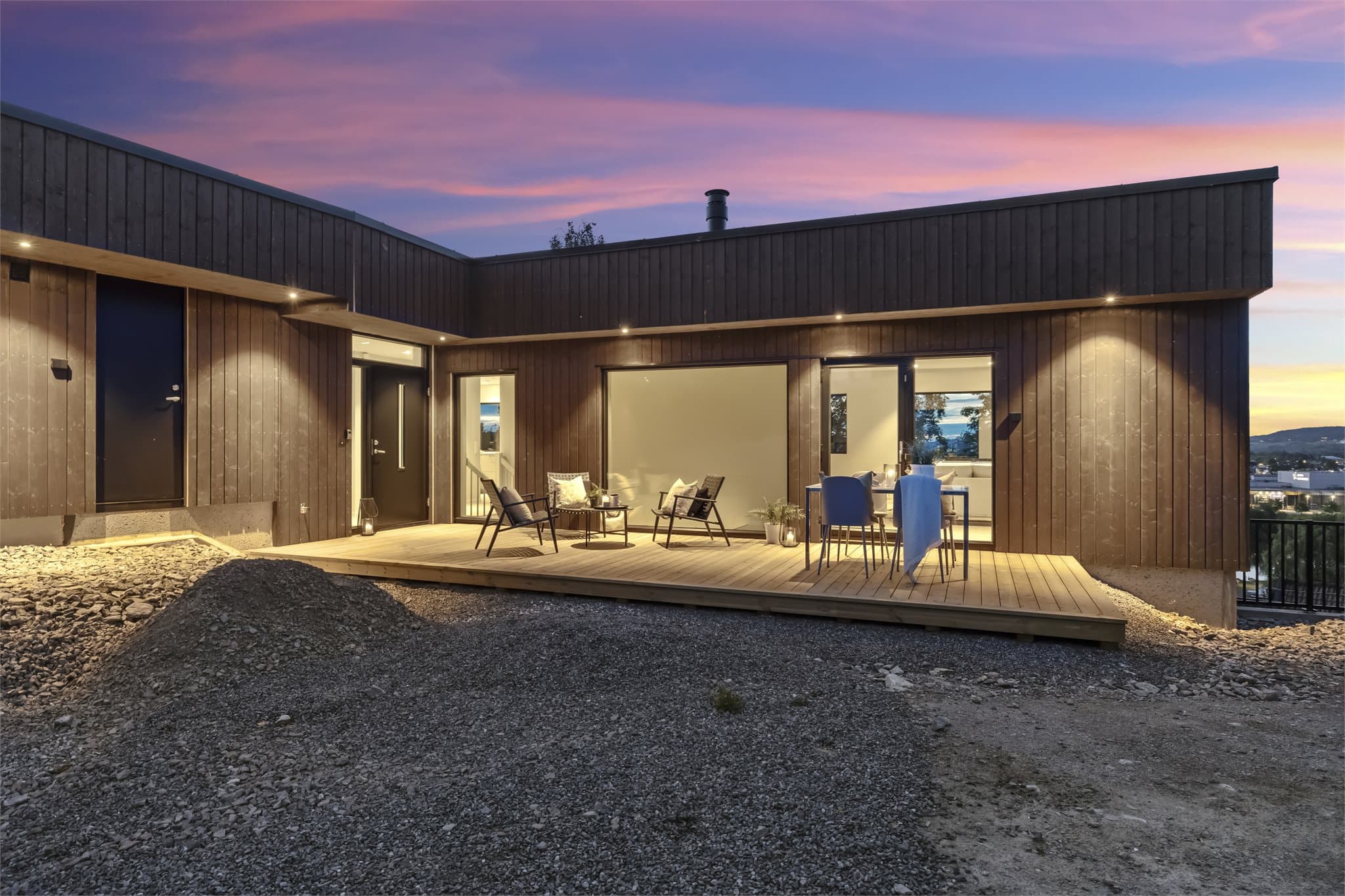 Belysningen fremhever boligens moderne arkitektur etter mørkets frembrudd.