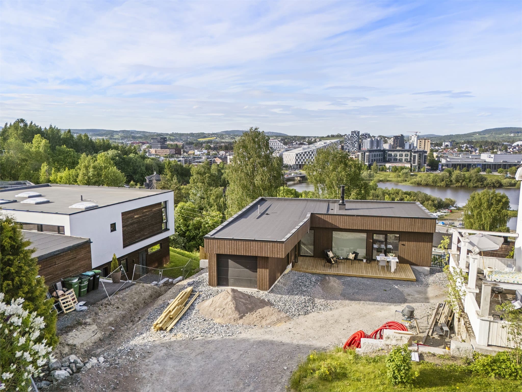 Utearealet er ikke ferdig planert fora, men dette vil bli asfaltert på gårdsplassen før overtakelse.