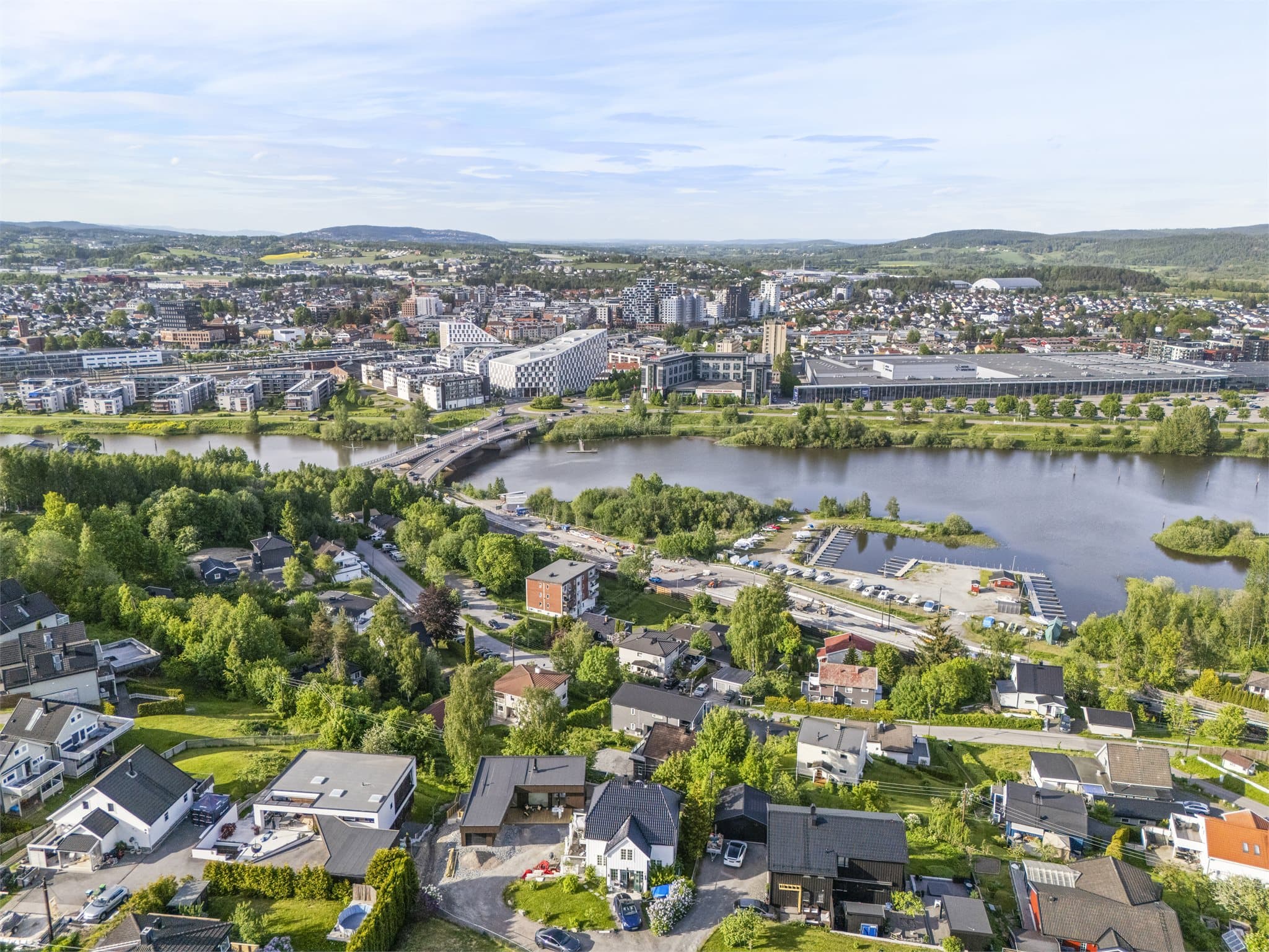 Herfra er det kort vei til servicetilbudene i Lillestrøm sentrum, og turstier i Østmarka ligger rett i nærheten.