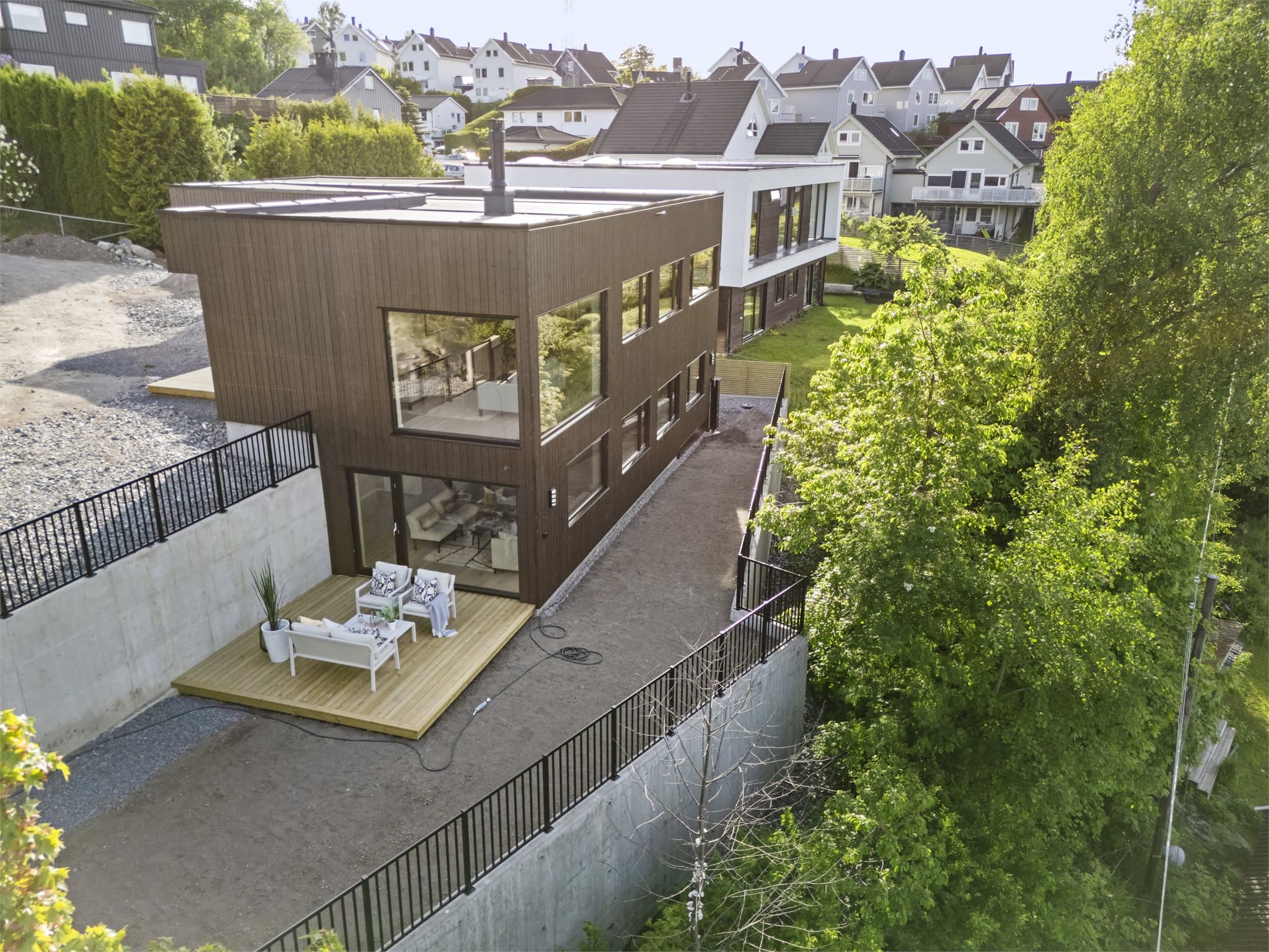 Boligen er plassert for å maksimere utsikt og lysforhold.