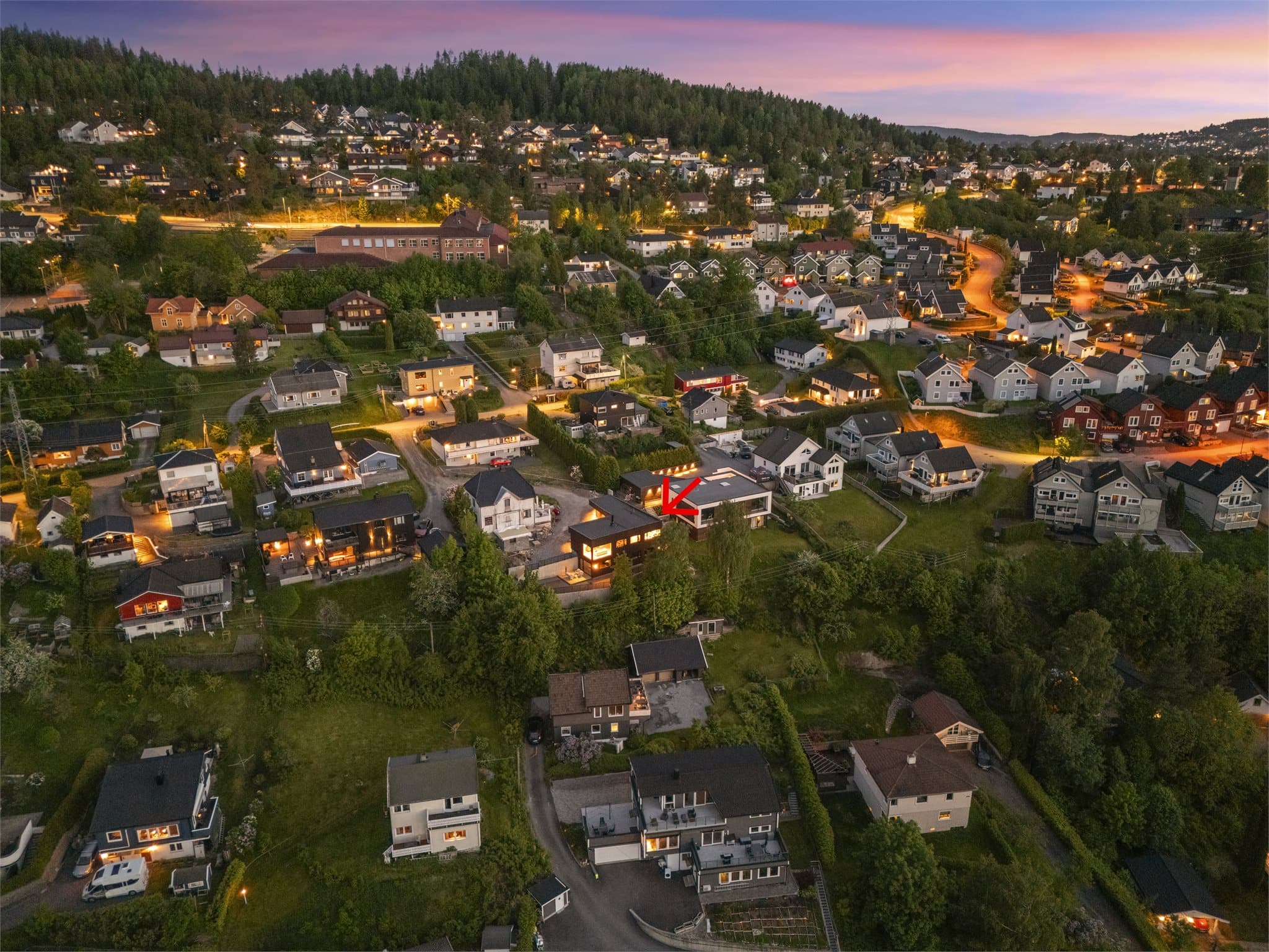 En arkitekttegnet enebolig fra 2026, høyt og fritt beliggende på Rud i Rælingen.