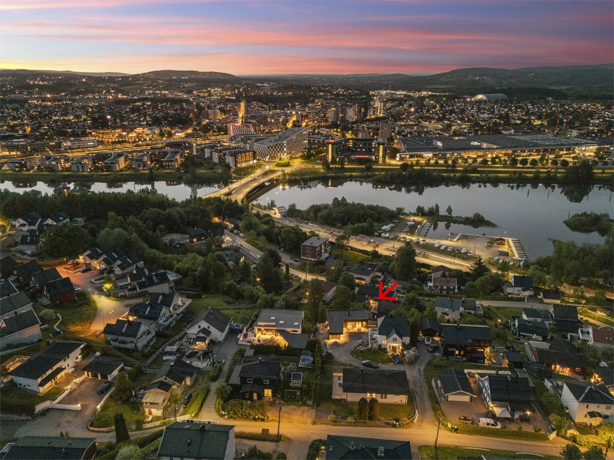 Fra Lillestrøm stasjon, et sentralt knutepunkt, er det hyppige avganger mot Oslo og Gardermoen.