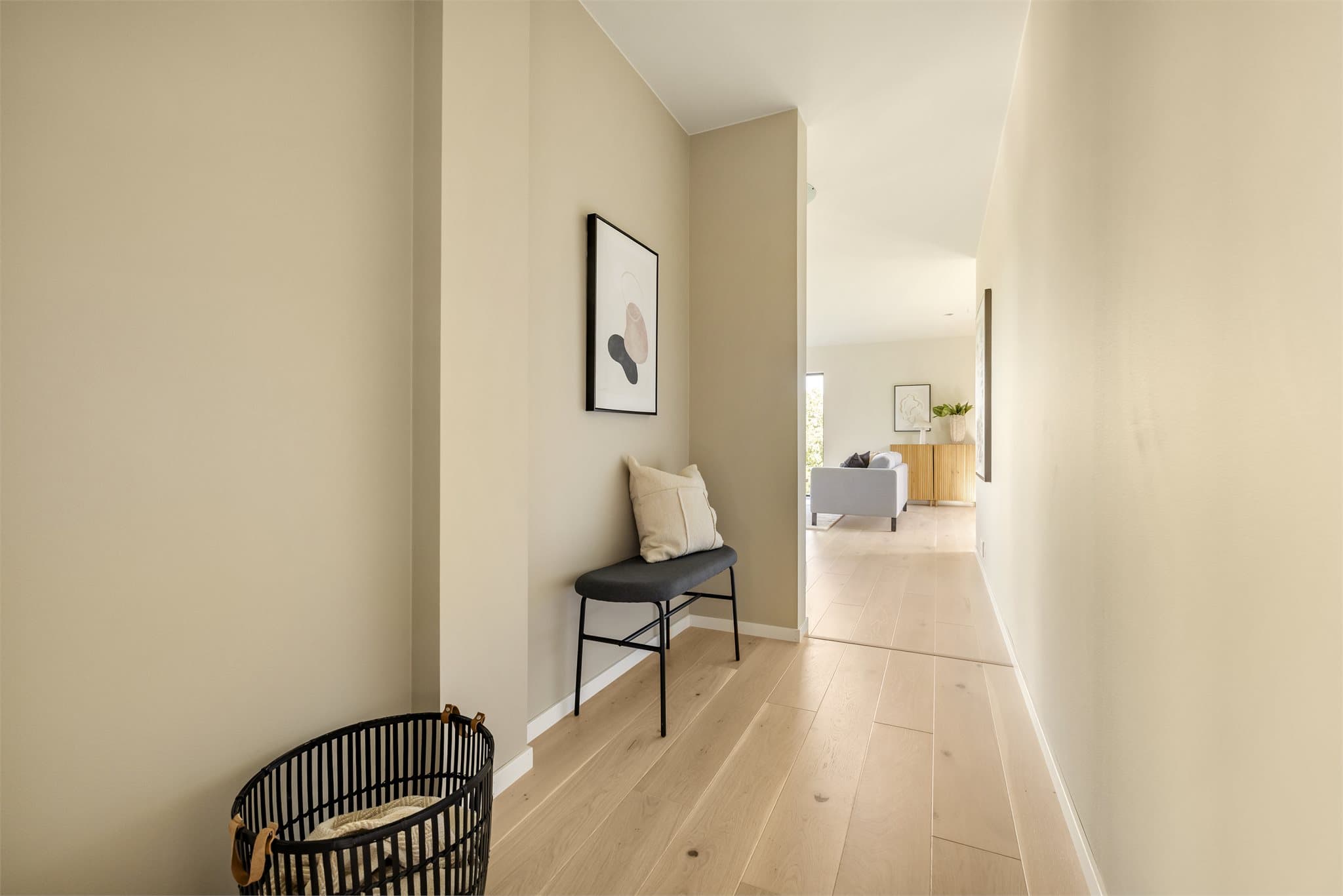 Gulvet er Saga Premium Pearl Oak, en 1-stavs eikeparkett som gir en sømløs overgang mellom rommene.