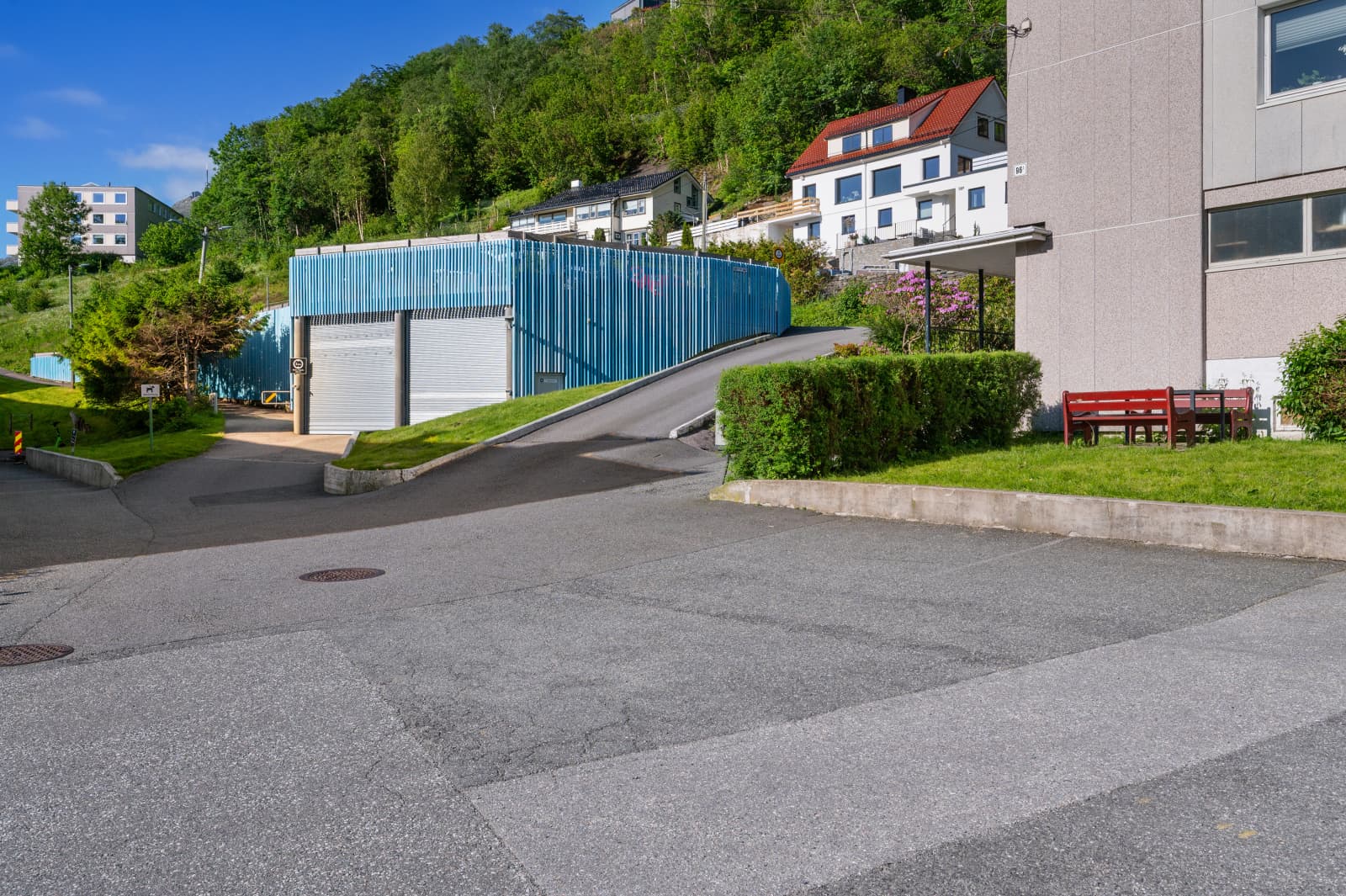 - Borettslaget har parkeringer både innendørs og utendørs, som er mulig å leie fast -