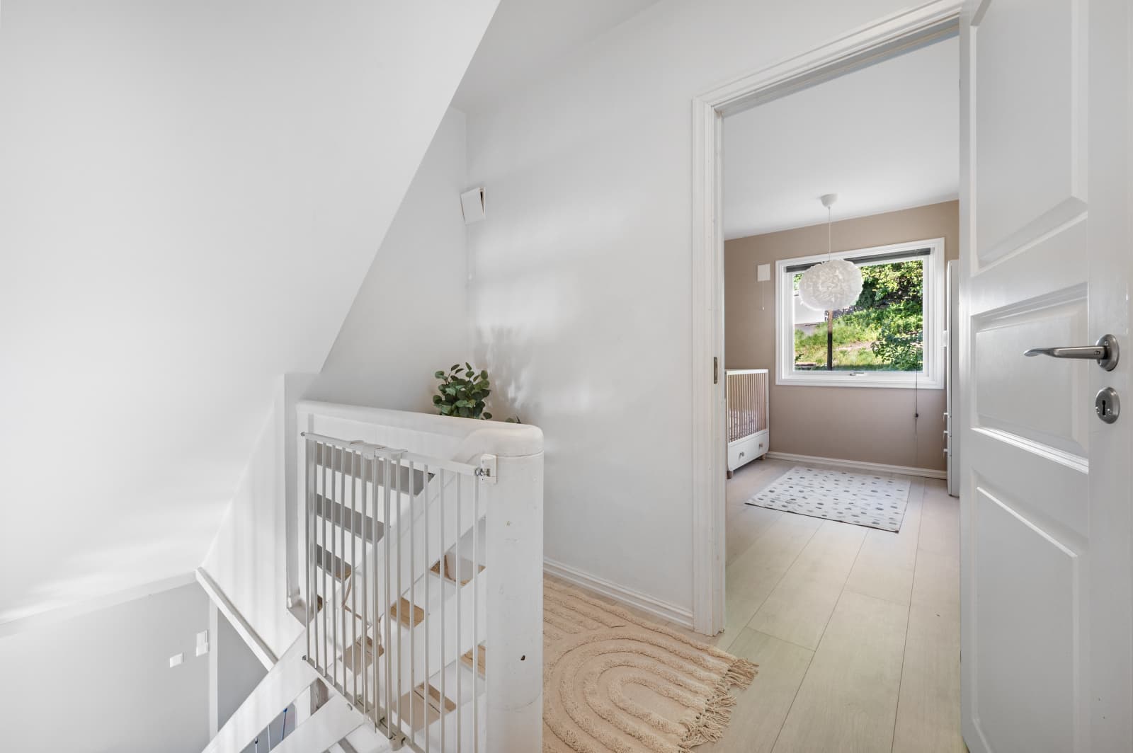 - Overetasjen består av entré/trapperom og et soverom -