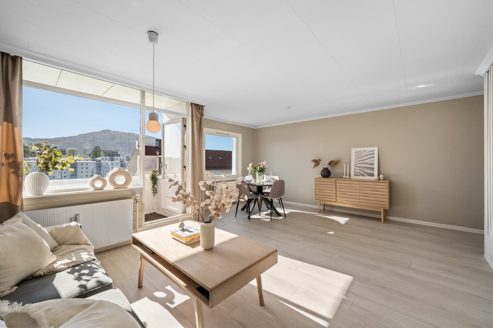 - Leiligheten fremstår som moderne og gjennomført, med tidsriktige materialvalg, gjennomgående laminat og slette overflater som gir et stilrent uttrykk -