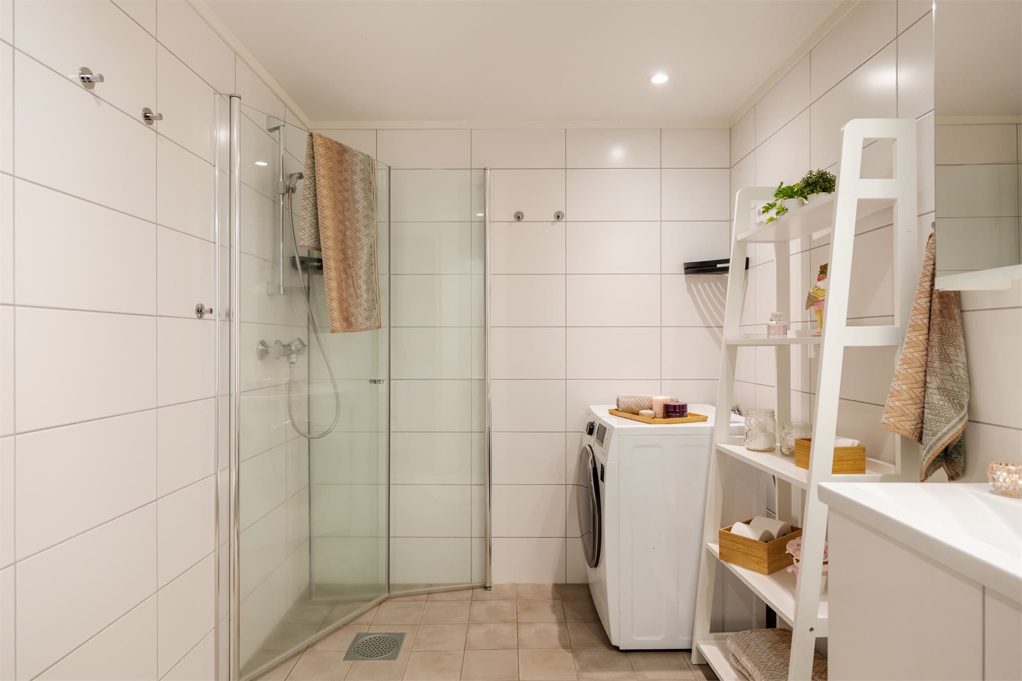 Badet er helfliset og har elektriske varmekabler i gulvet og downlights i himlingen.