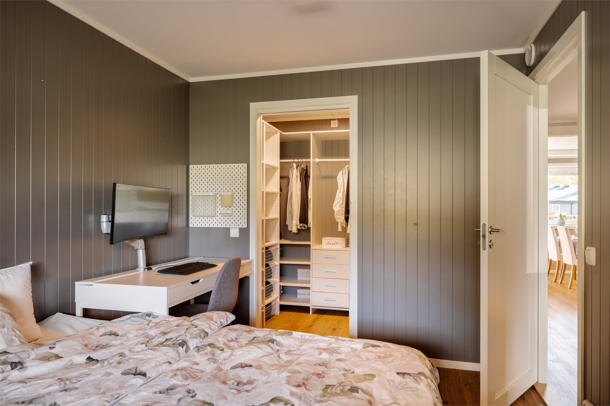 Walk-in closet er innredet med diverse garderobeinnredning.