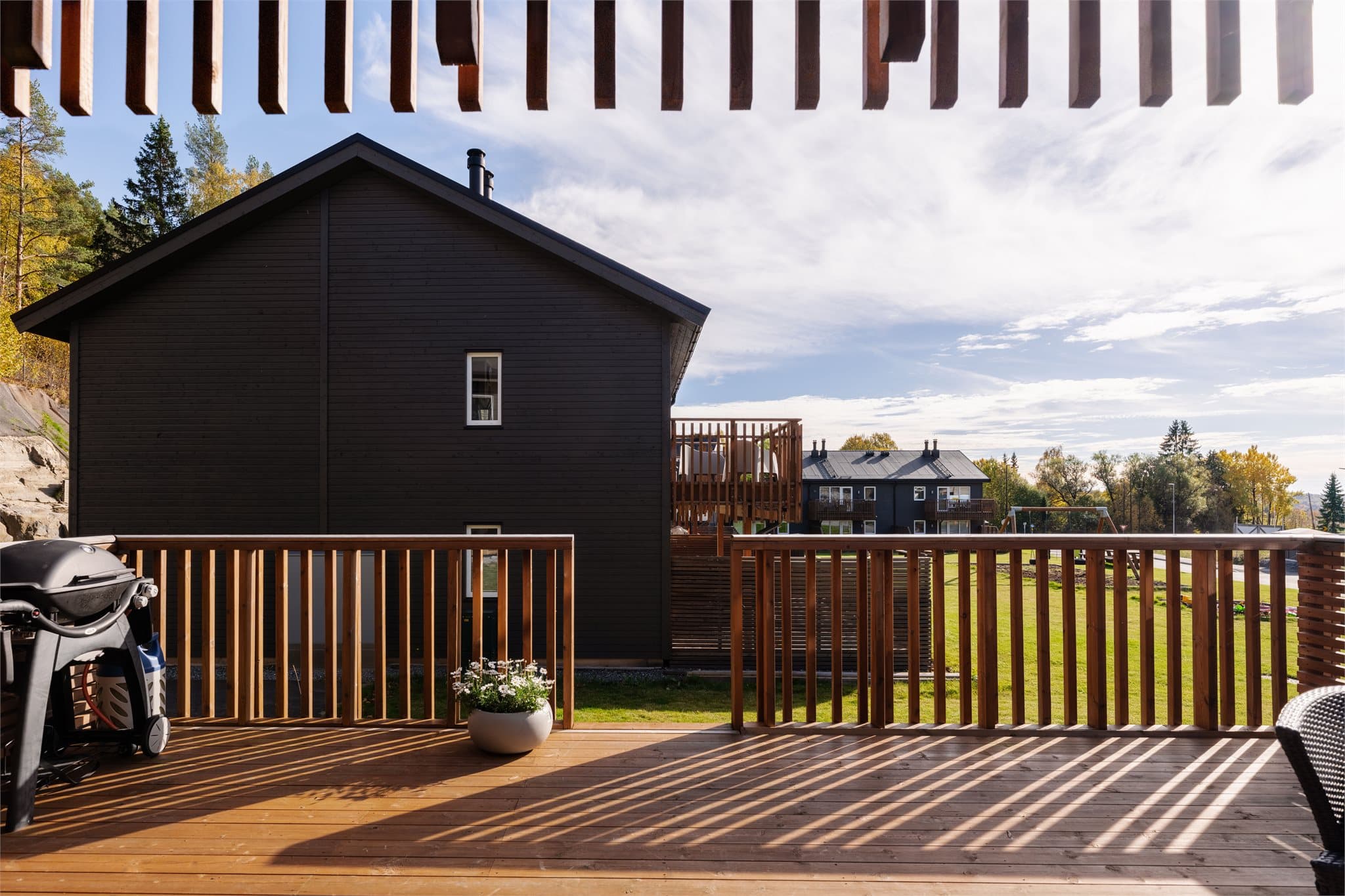 Fra stuen er det utgang til en stor markterrasse med plass til ønsket møblement.