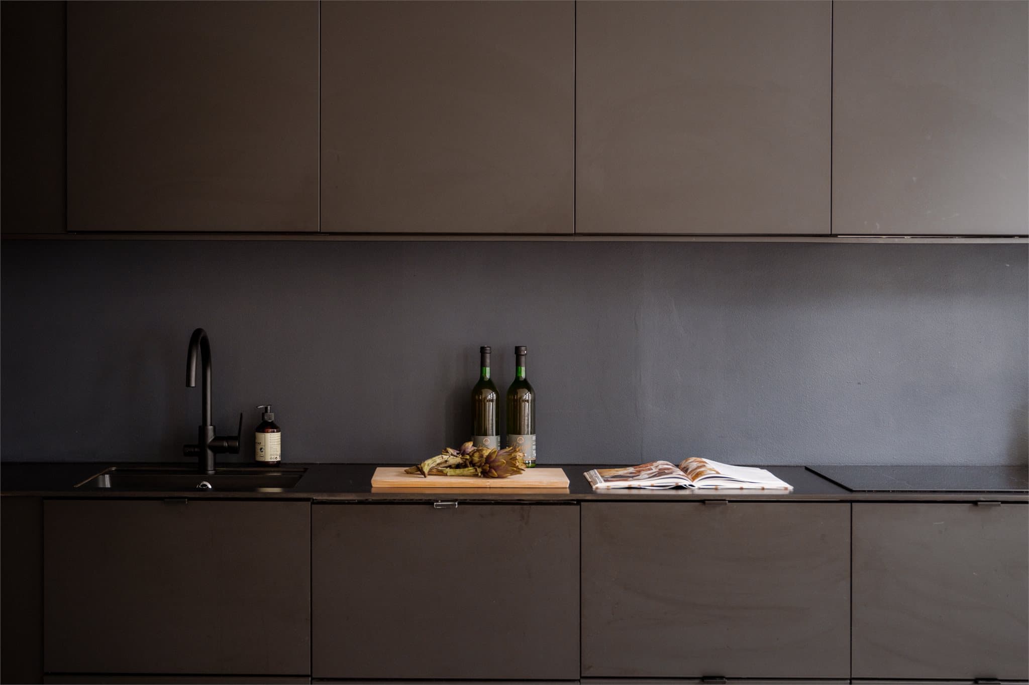 Kjøkkenet er utstyrt med integrert platetopp, stekeovn, oppvaskmaskin og kjøleskap med fryser.