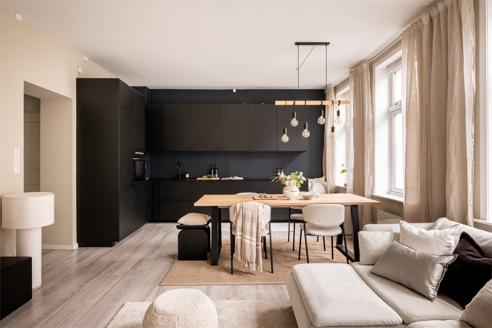 Den sosiale sonen binder kjøkken, spisestue og stue sammen på en elegant måte.