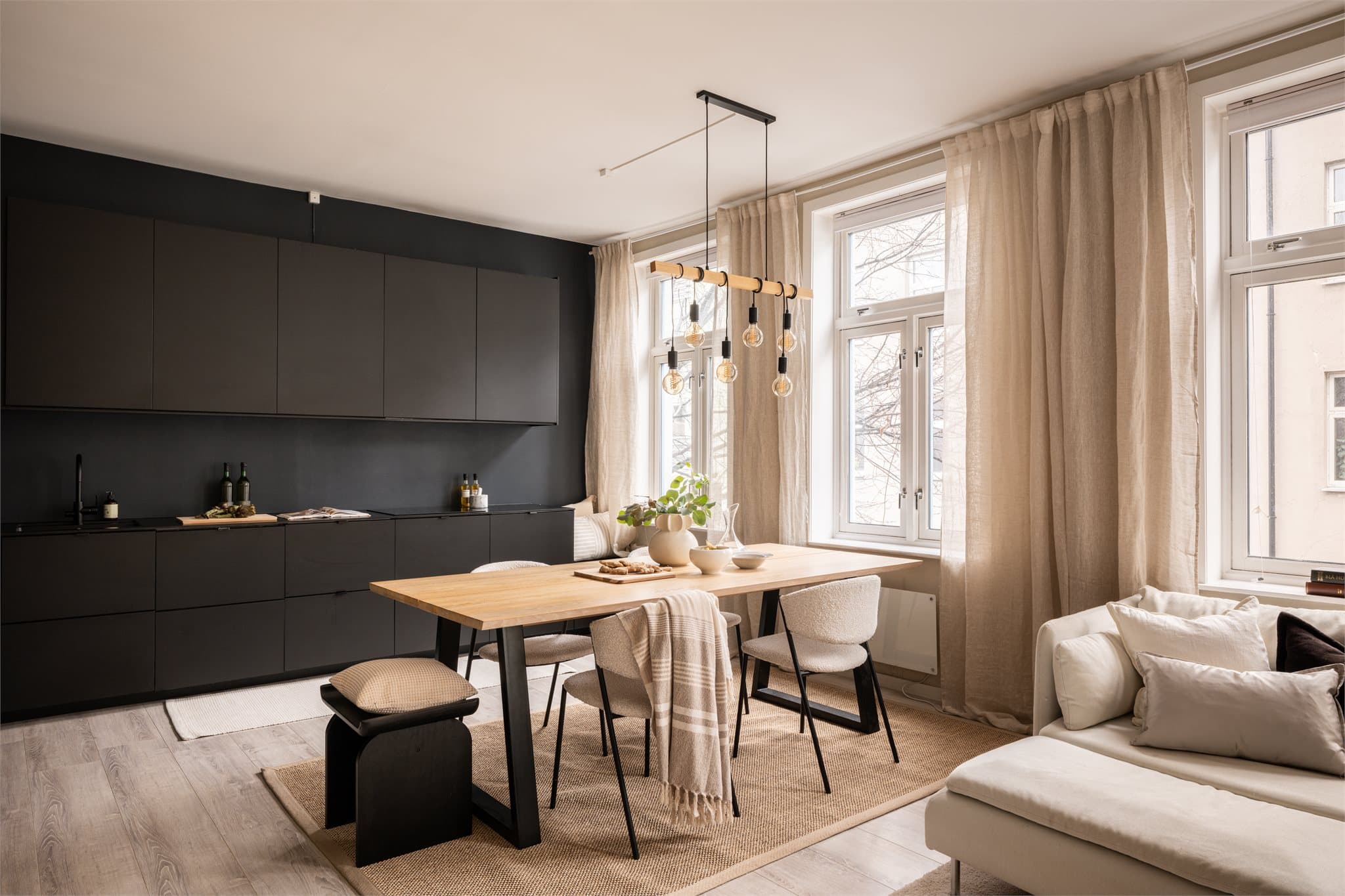 Her er det god plass til et langbord for hyggelige middager med venner og familie.