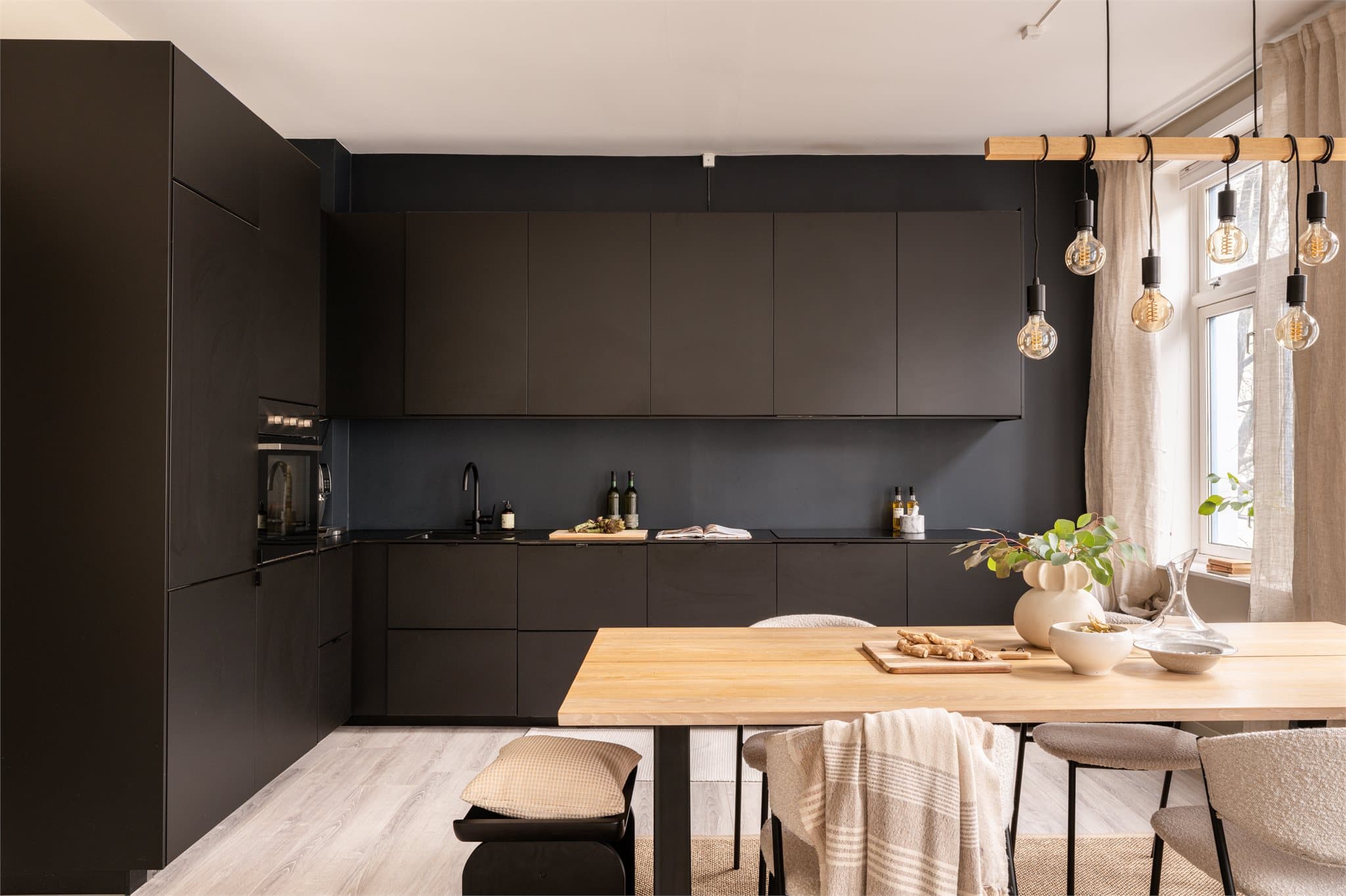 Kjøkkeninnredningen byr på rikelig med skap- og benkeplass.