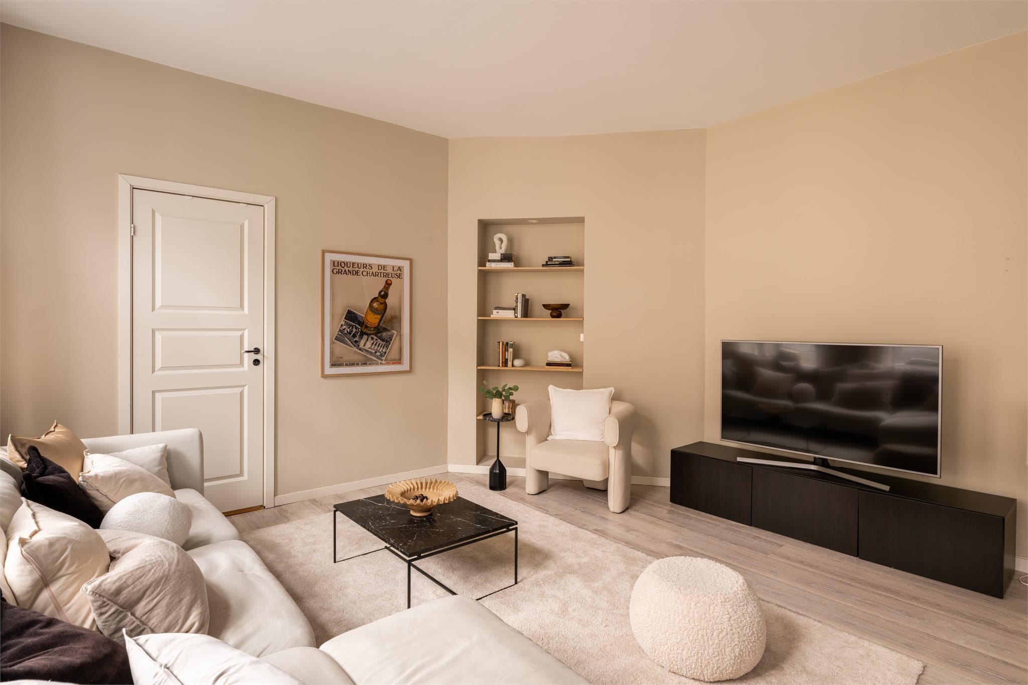 Stuen har god plass til en egen TV-krok, adskilt fra spiseplassen.