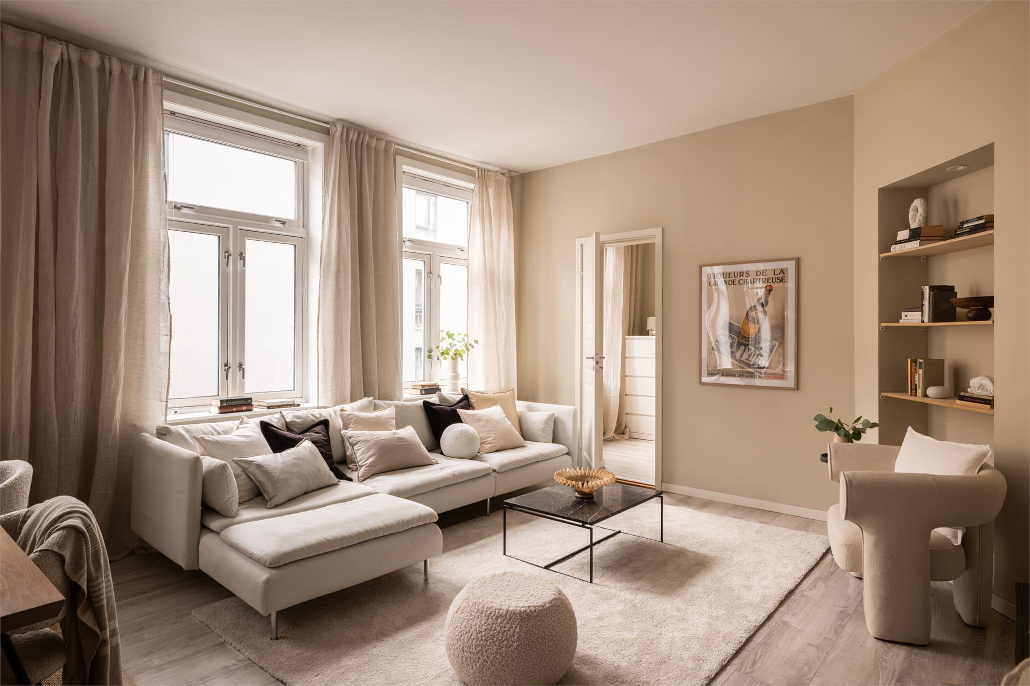 Den åpne forbindelsen mellom rommene skaper en helhetlig og sosial sone, perfekt for både hverdag og sammenkomster.