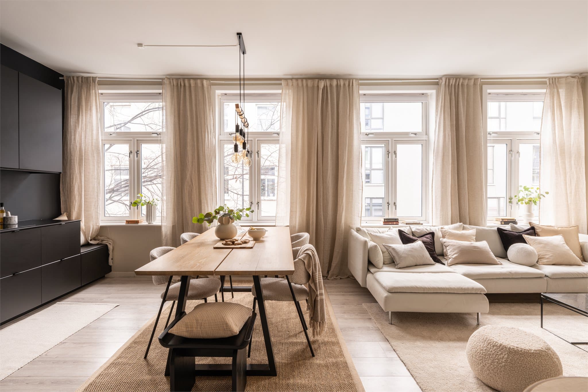 Adrian Stokstad v/ Emera Eiendomsmegling ønsker velkommen til Oskar Braatens Gate 4A! Foto: Joakim Karlsen.